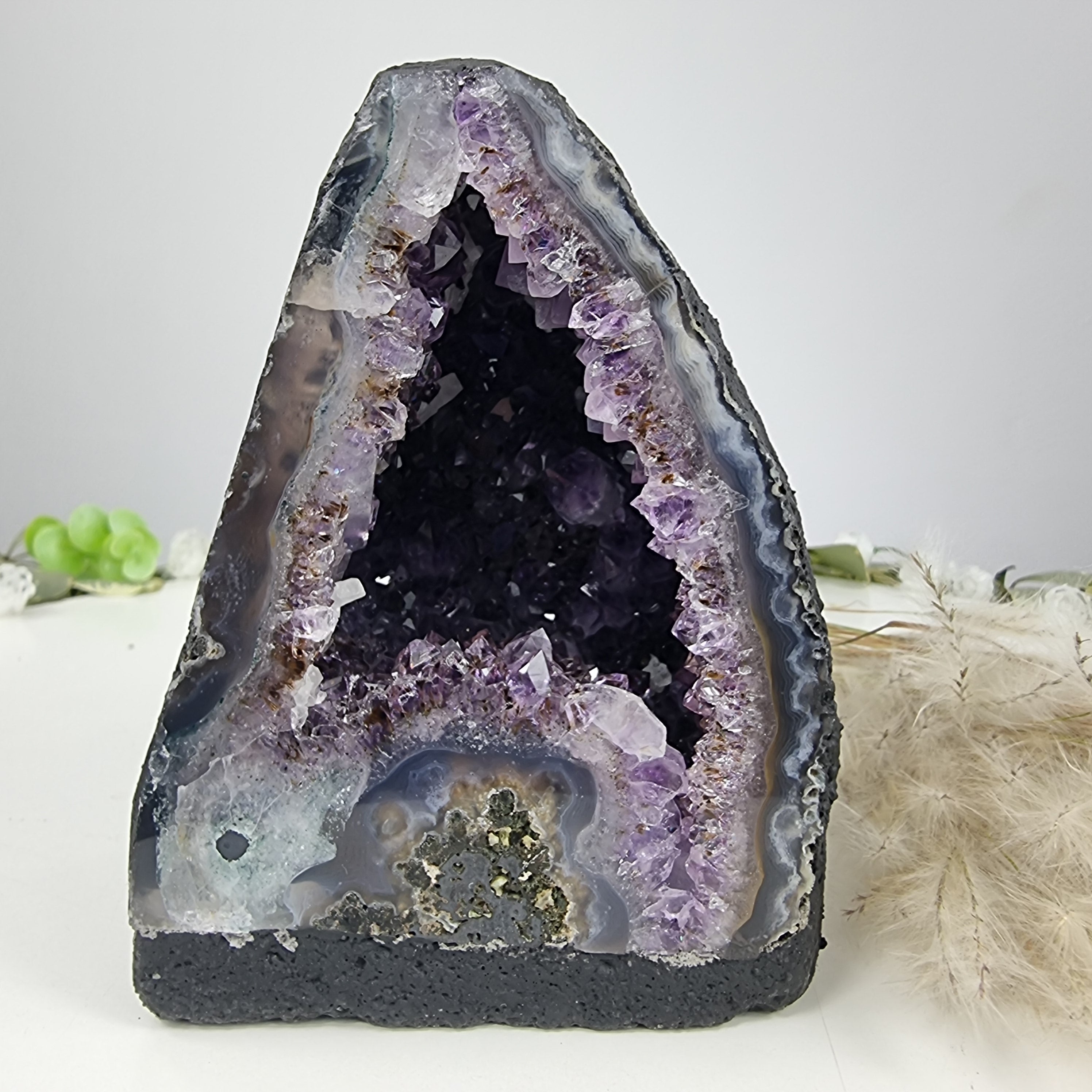 Capela em Ametista Bruta Drusa - Geodo de Ametista 1,10 Kgs, Energia, Beleza e Sofisticação
