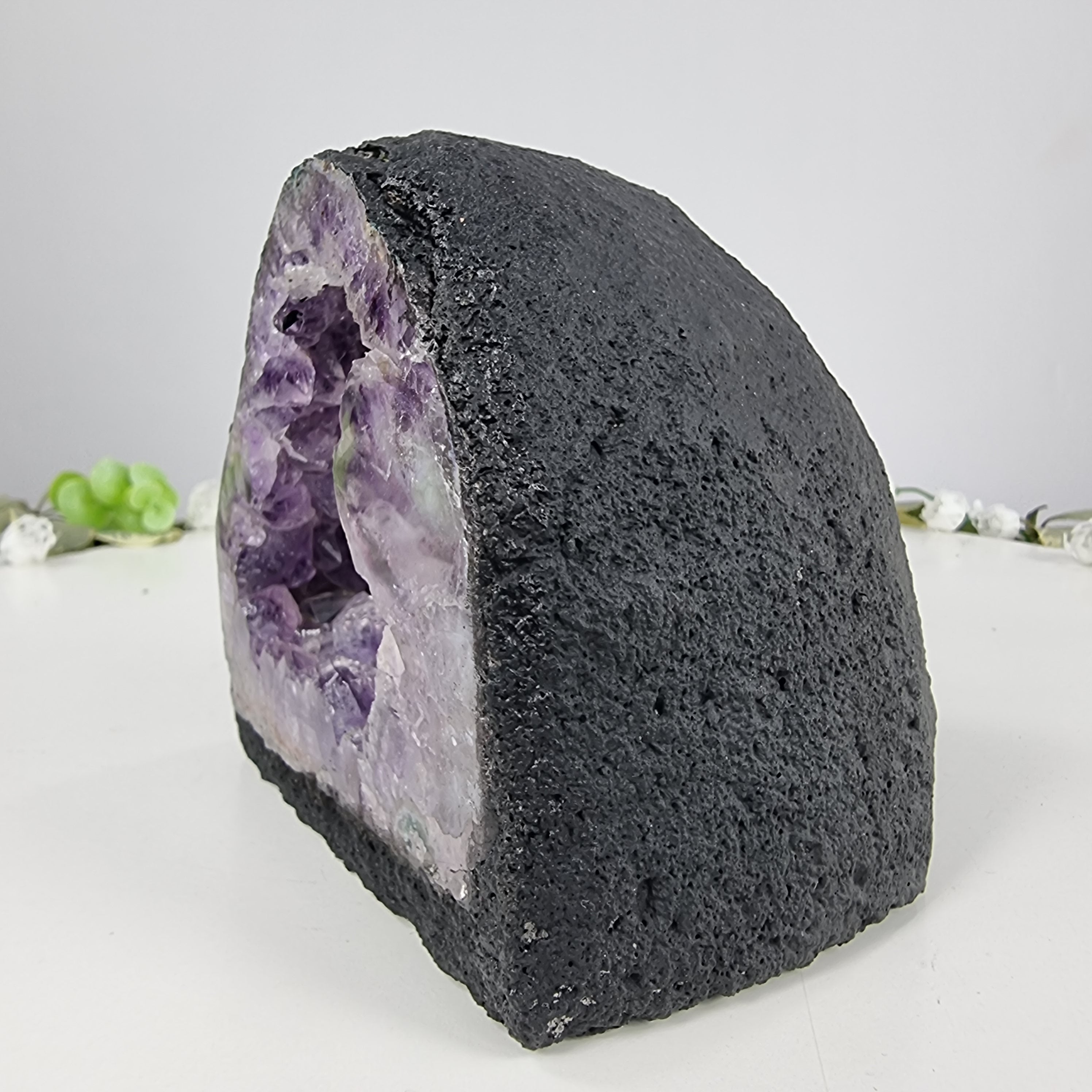 Capela em Ametista Bruta Drusa - Geodo de Ametista 1,25 Kgs, Energia, Beleza e Sofisticação