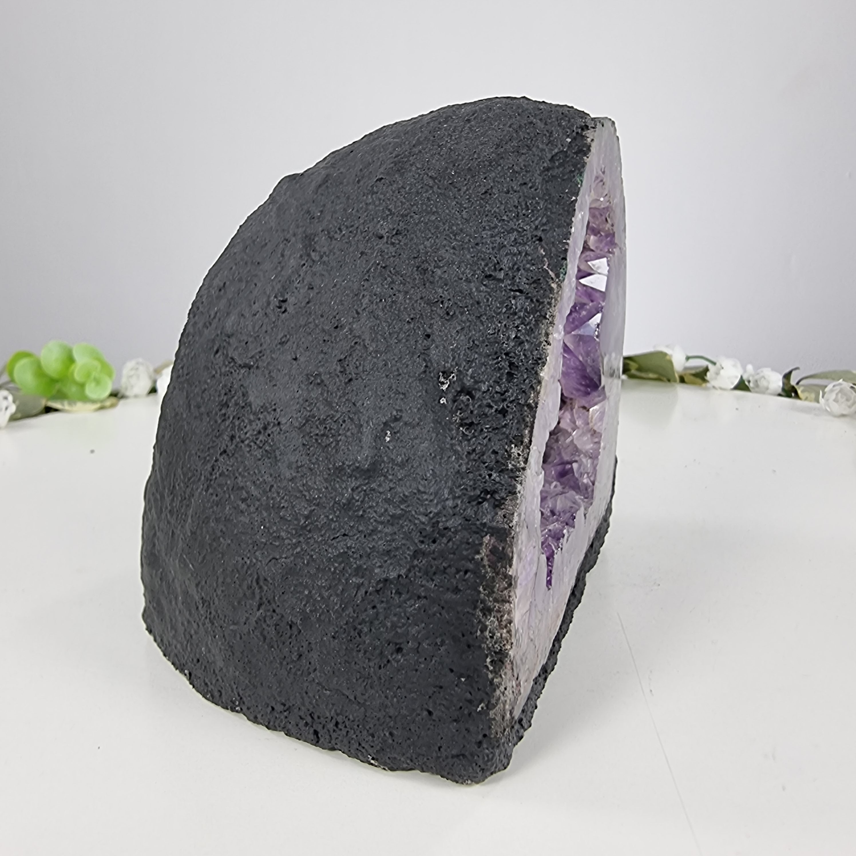 Capela em Ametista Bruta Drusa - Geodo de Ametista 1,25 Kgs, Energia, Beleza e Sofisticação