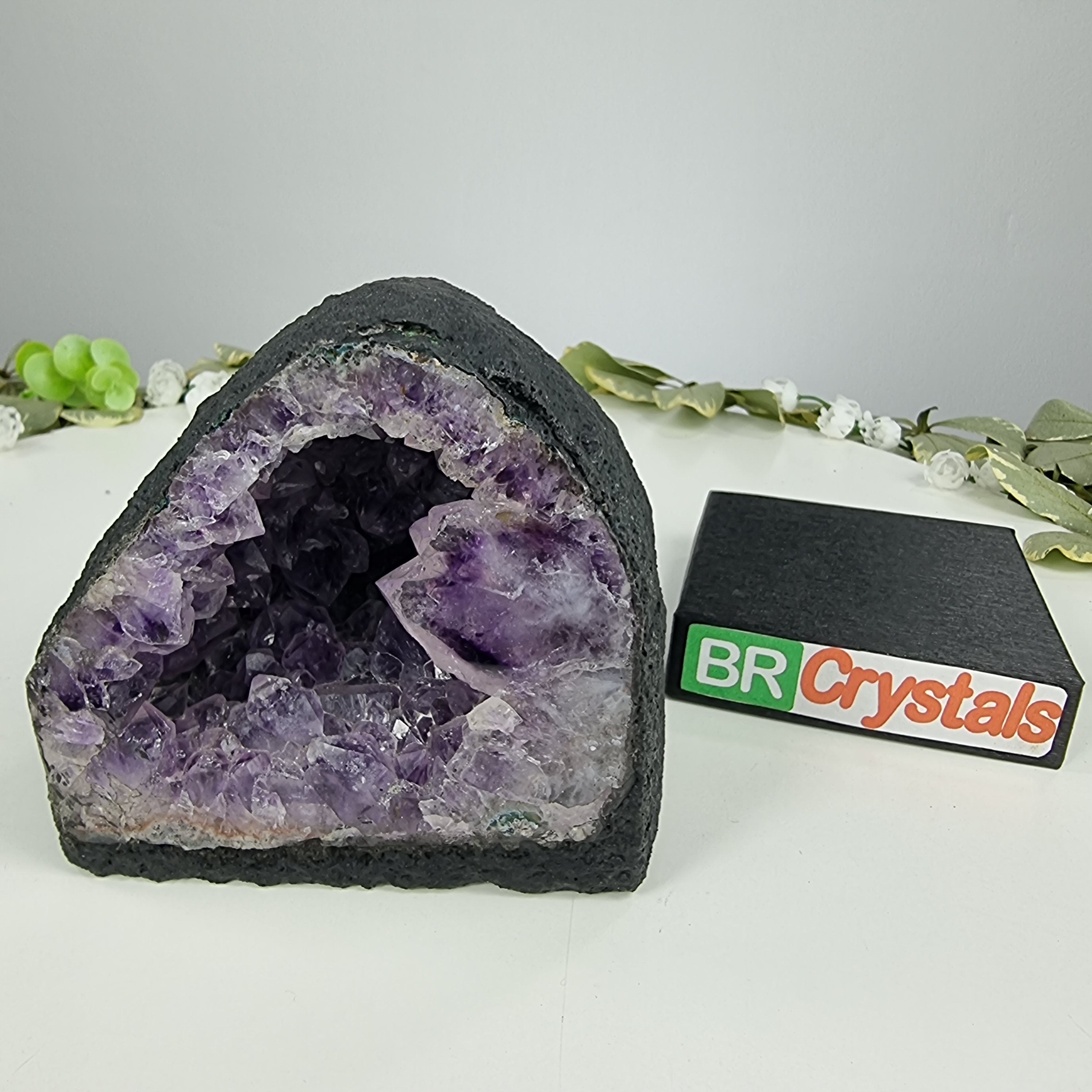 Capela em Ametista Bruta Drusa - Geodo de Ametista 1,25 Kgs, Energia, Beleza e Sofisticação