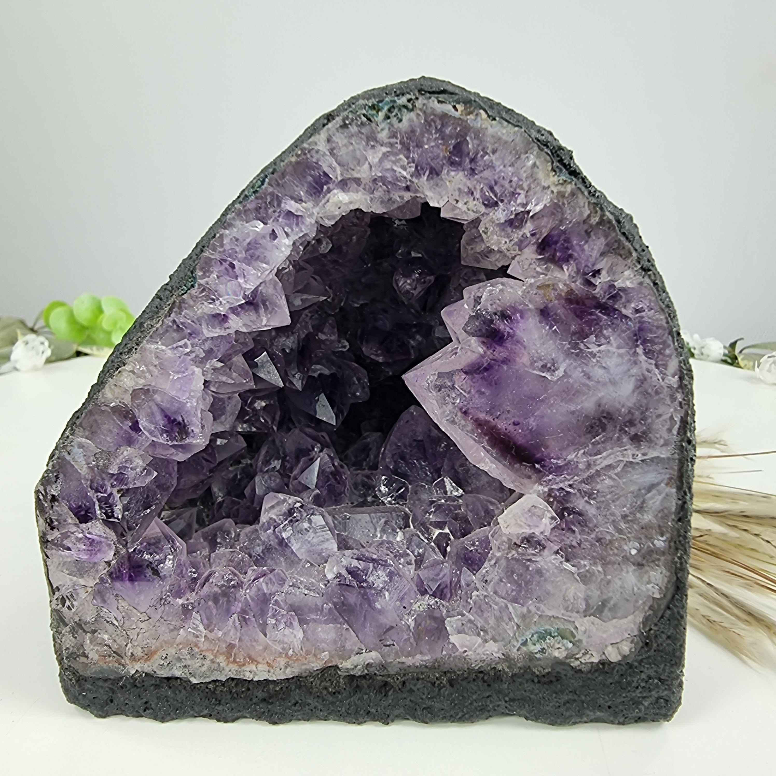 Capela em Ametista Bruta Drusa - Geodo de Ametista 1,25 Kgs, Energia, Beleza e Sofisticação