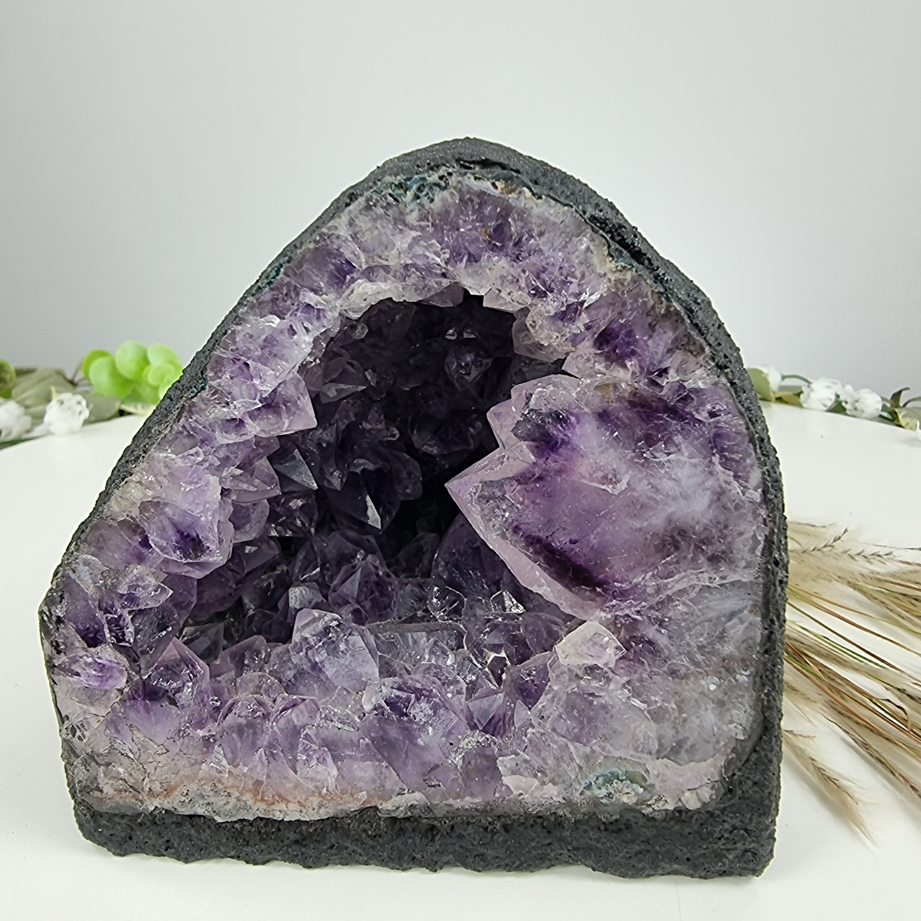 Capela em Ametista Bruta Drusa - Geodo de Ametista 1,25 Kgs, Energia, Beleza e Sofisticação