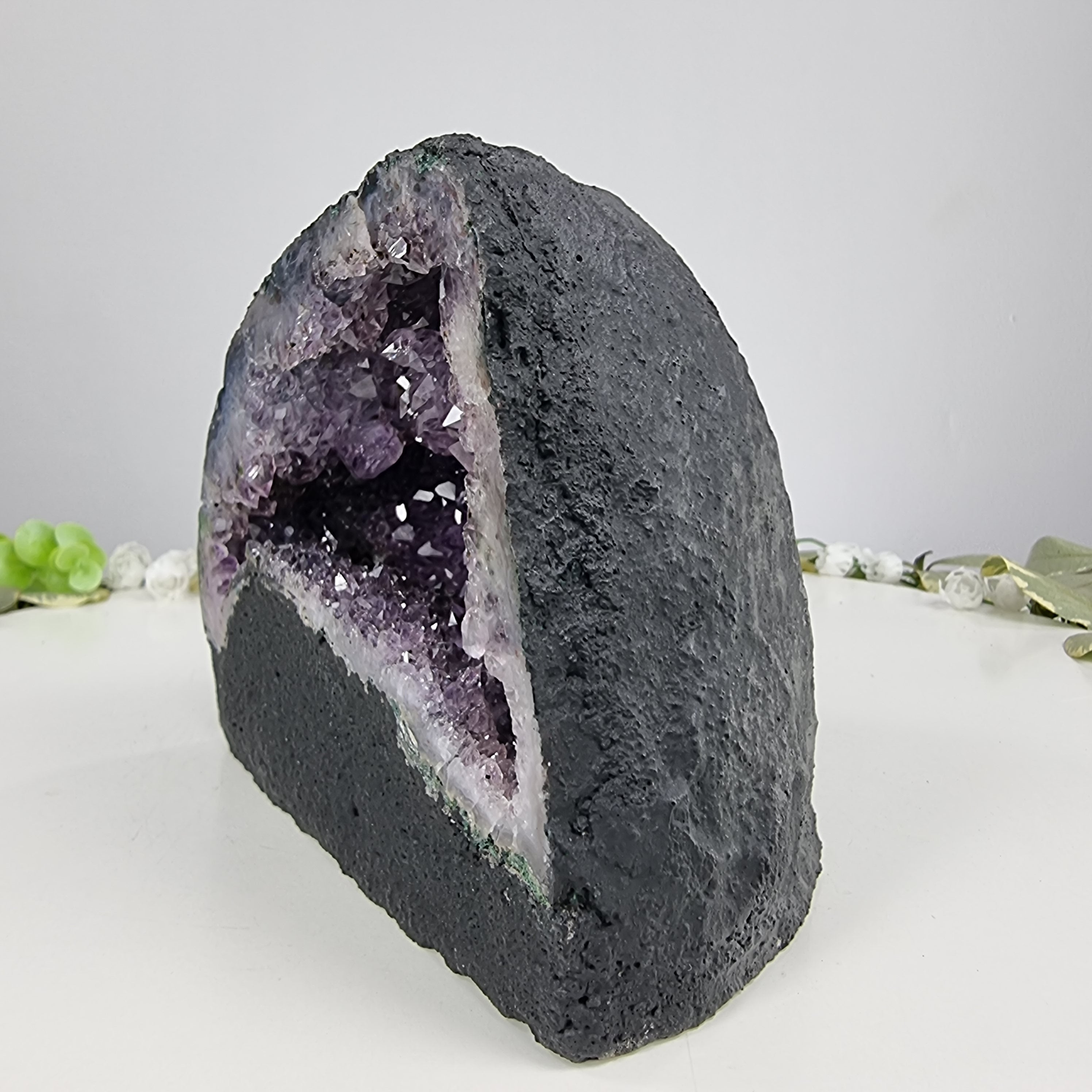 Capela em Ametista Bruta Drusa - Geodo de Ametista 1,80 Kgs, Energia, Beleza e Sofisticação