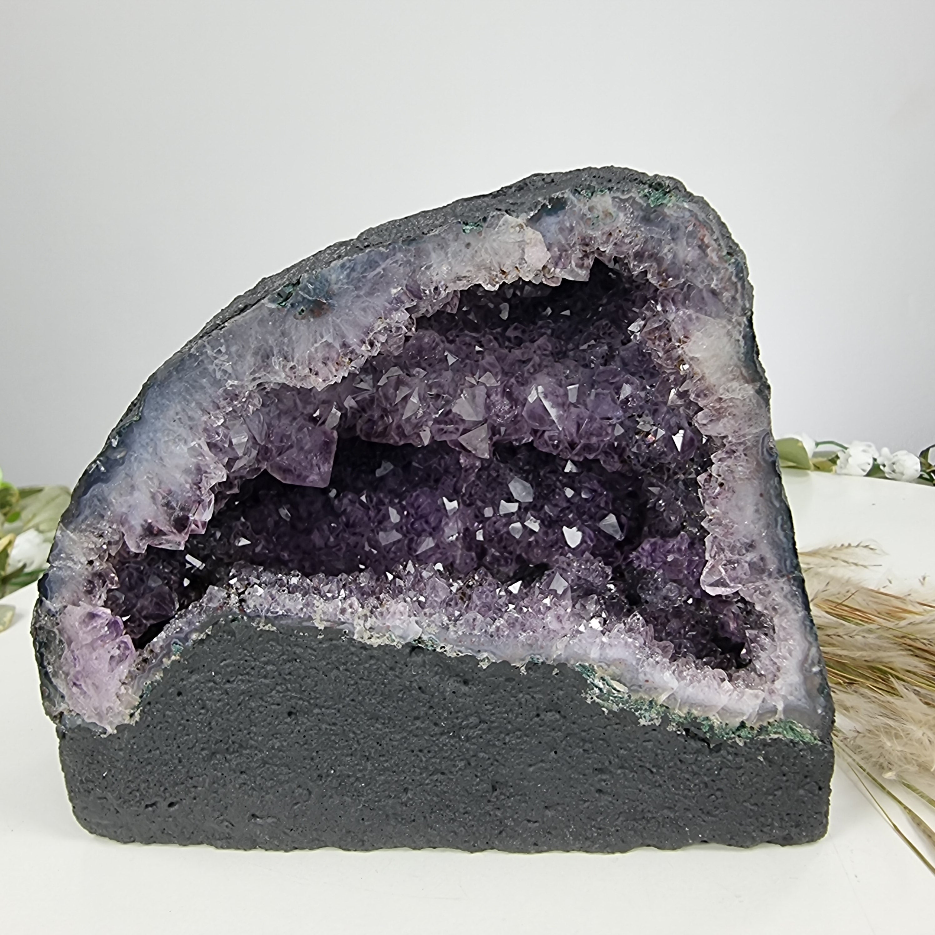 Capela em Ametista Bruta Drusa - Geodo de Ametista 1,80 Kgs, Energia, Beleza e Sofisticação