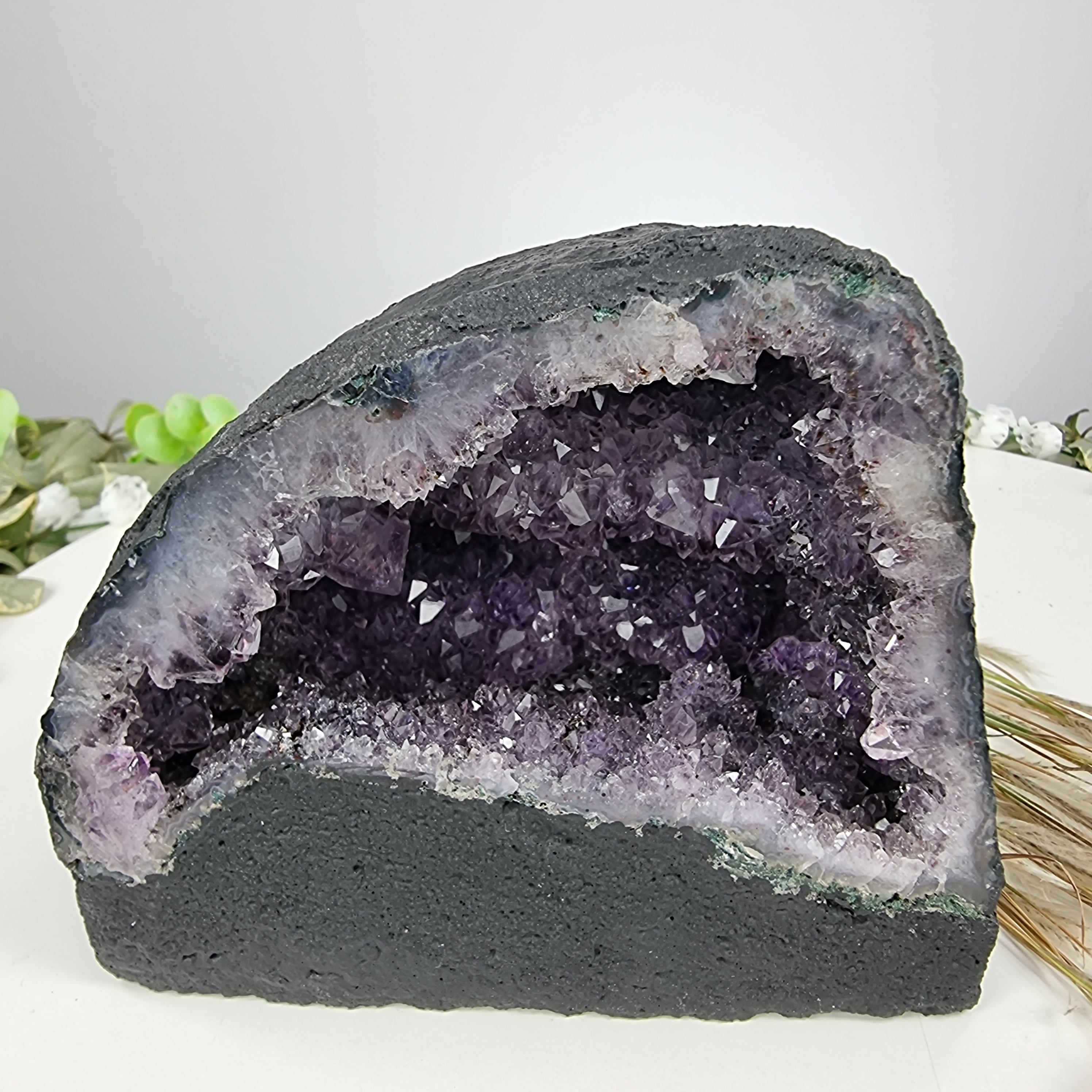 Capela em Ametista Bruta Drusa - Geodo de Ametista 1,80 Kgs, Energia, Beleza e Sofisticação