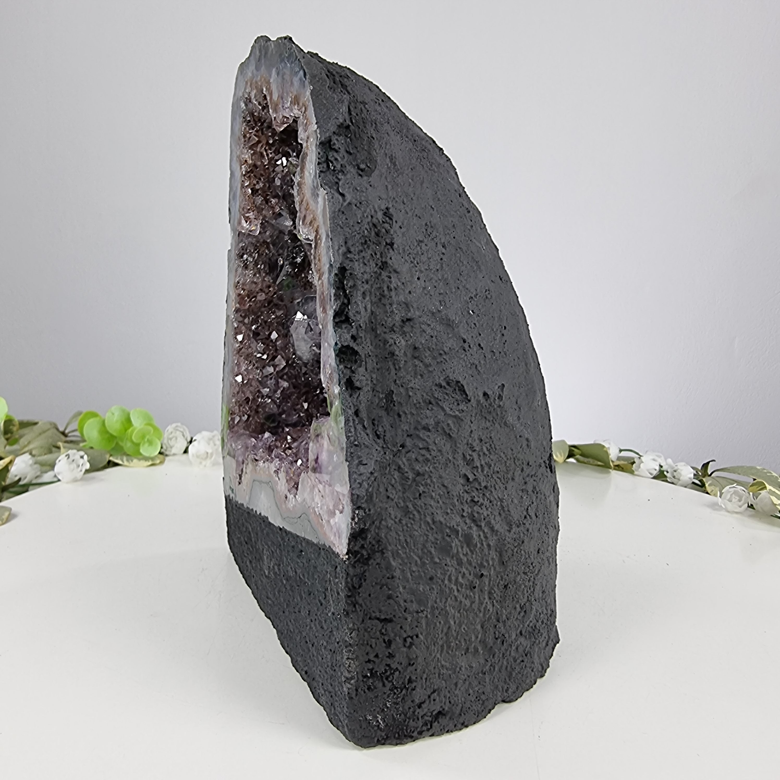 Capela em Ametista Bruta Drusa - Geodo de Ametista 2,85 Kgs, Energia, Beleza e Sofisticação