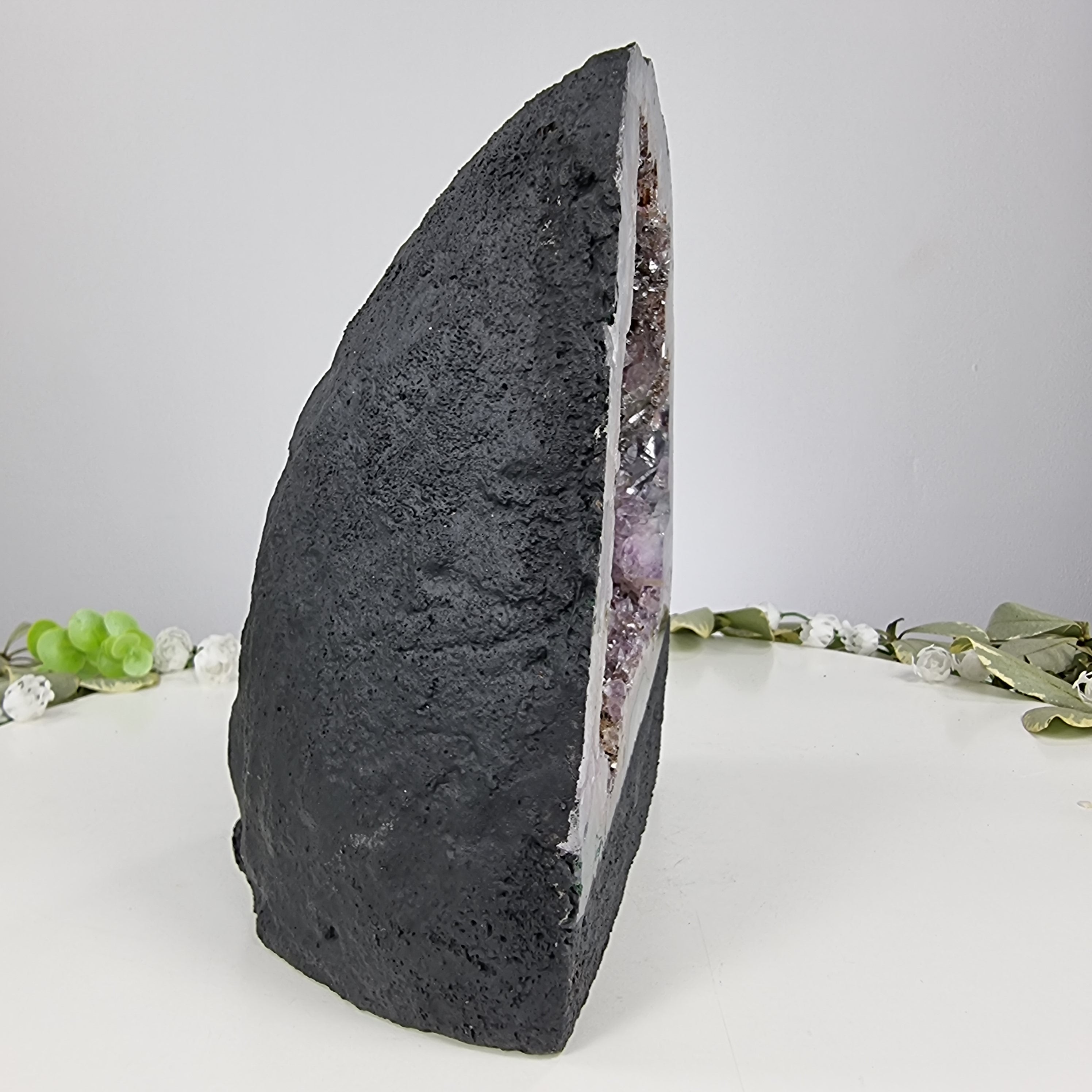 Capela em Ametista Bruta Drusa - Geodo de Ametista 2,80 Kgs, Energia, Beleza e Sofisticação