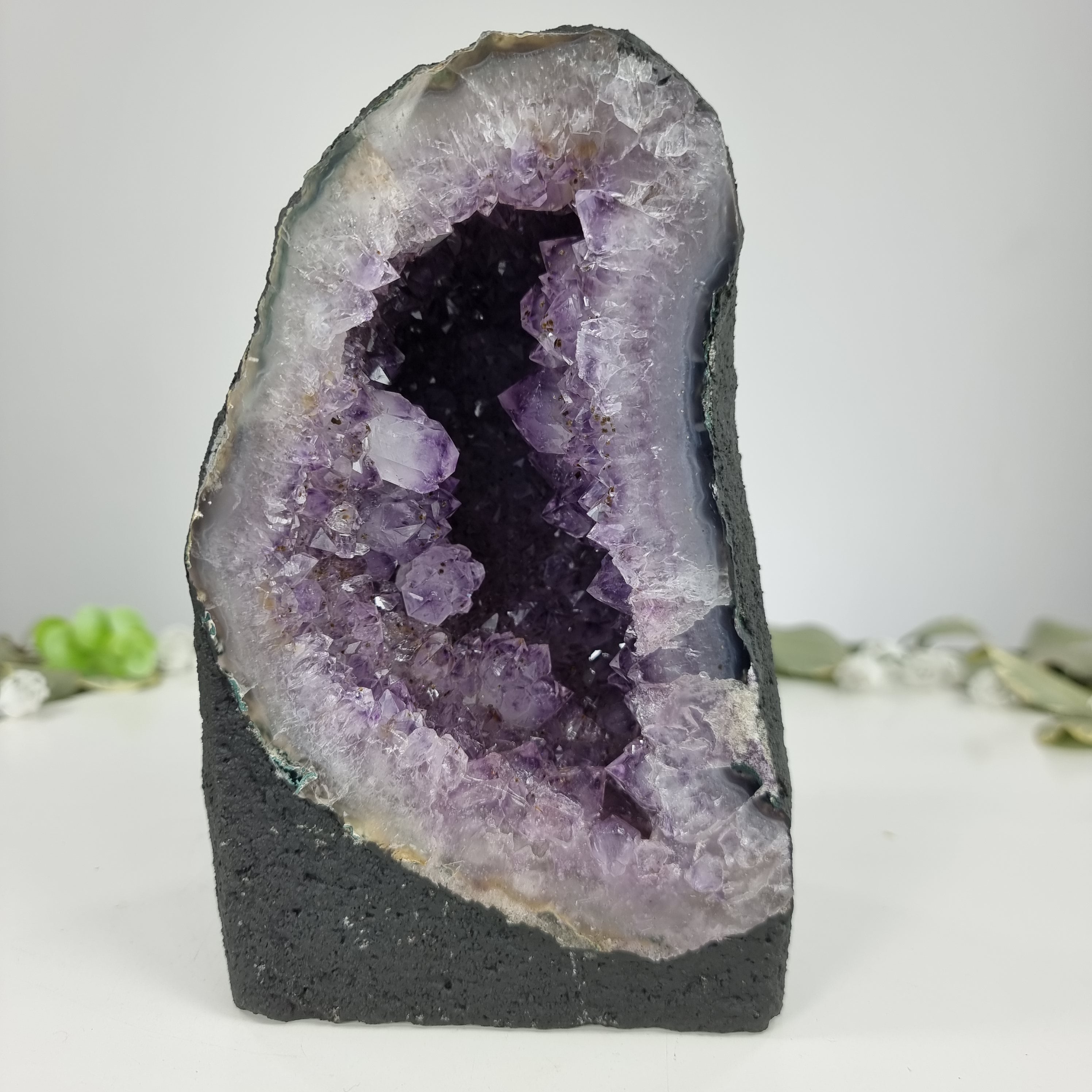 Capela em Ametista Bruta Drusa - Geodo de Ametista 2,40 Kgs, Energia, Beleza e Sofisticação