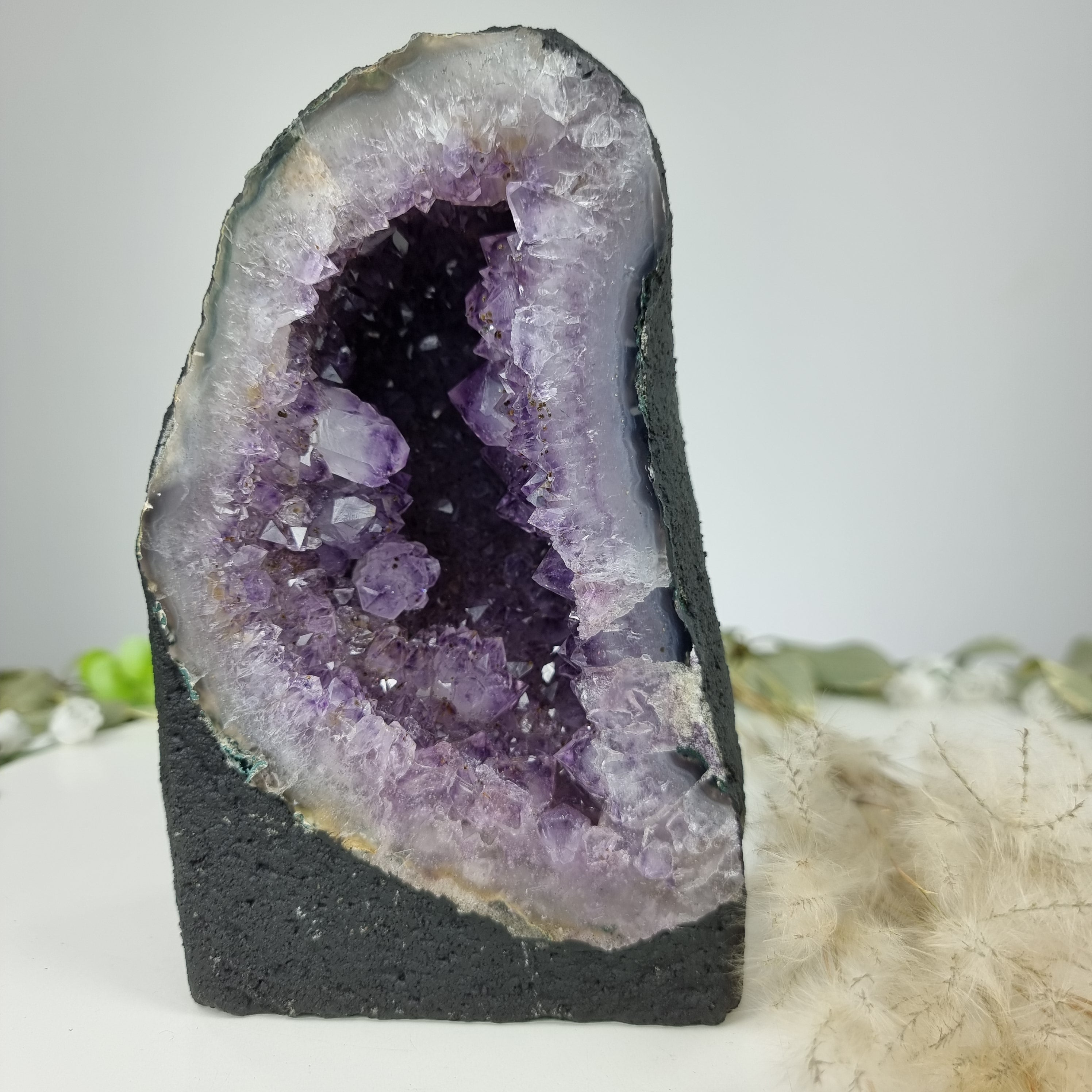 Capela em Ametista Bruta Drusa - Geodo de Ametista 2,40 Kgs, Energia, Beleza e Sofisticação