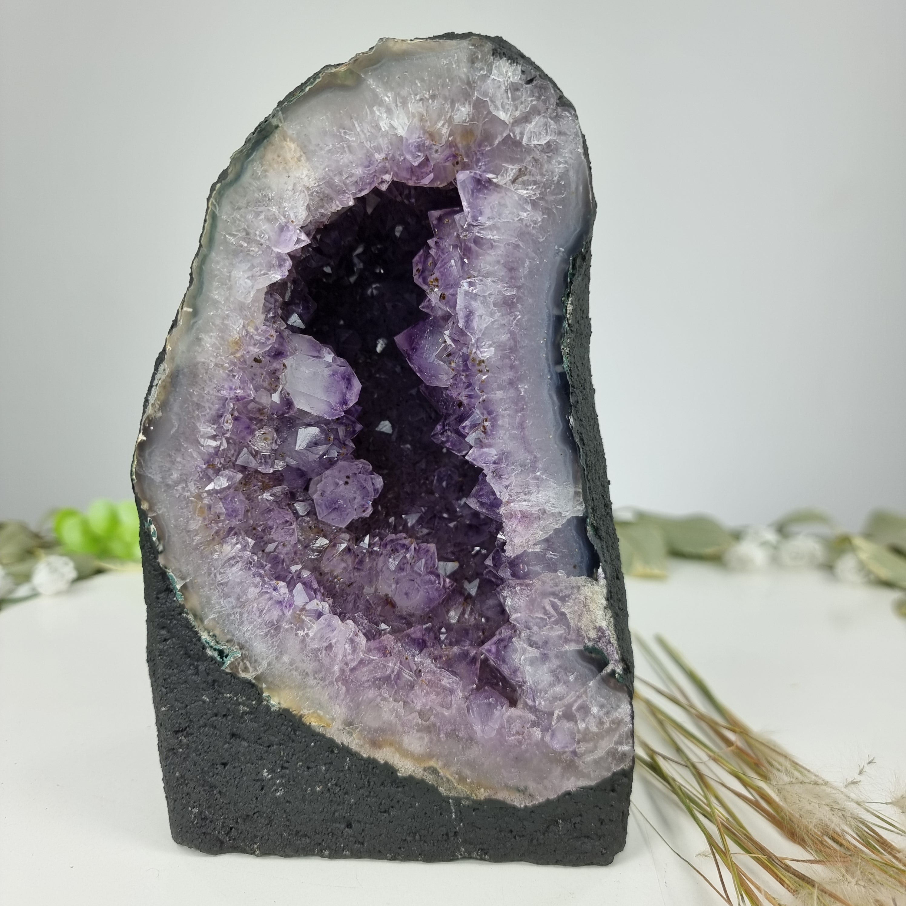 Capela em Ametista Bruta Drusa - Geodo de Ametista 2,40 Kgs, Energia, Beleza e Sofisticação