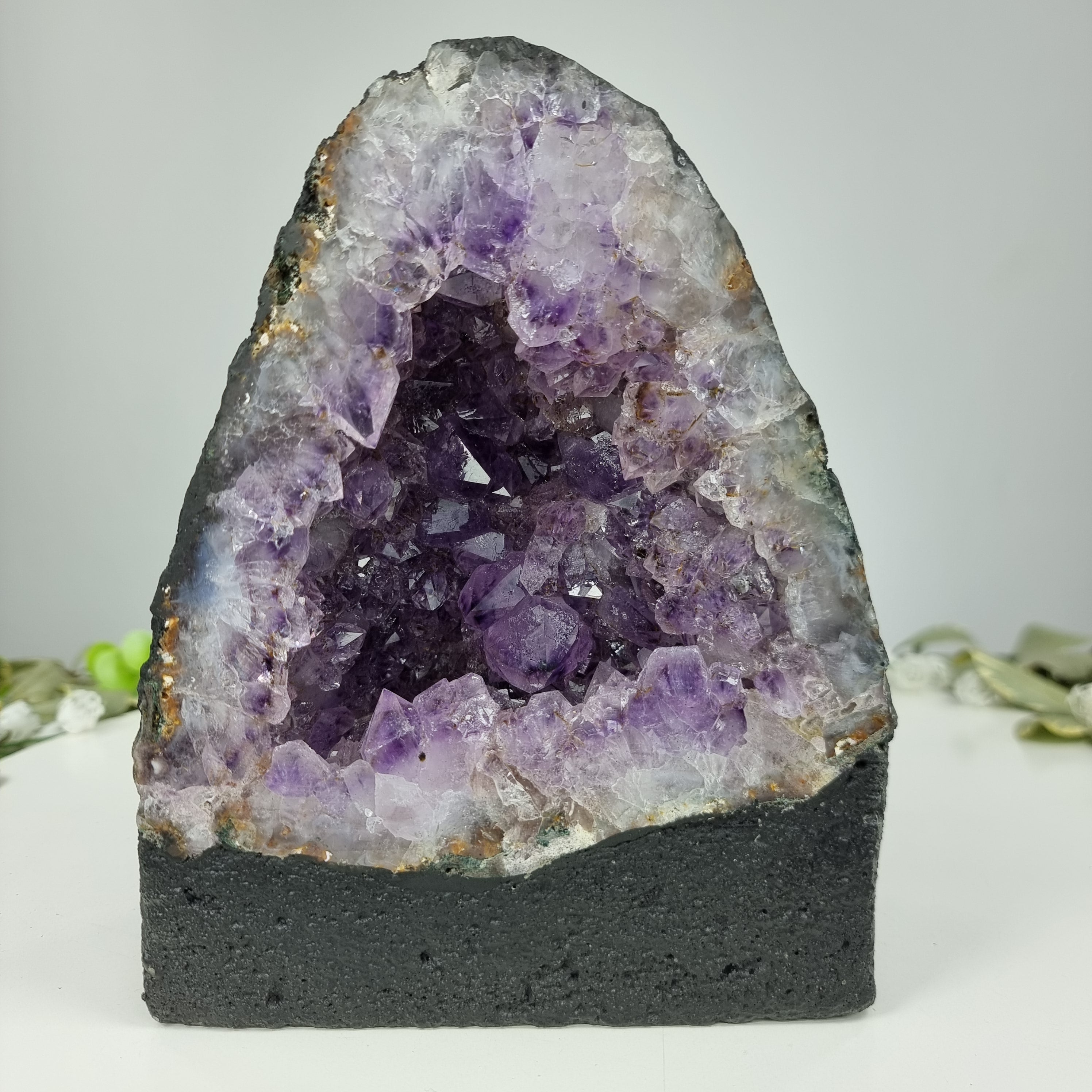 Capela em Ametista Bruta Drusa - Geodo de Ametista 3,05 Kgs, Energia, Beleza e Sofisticação