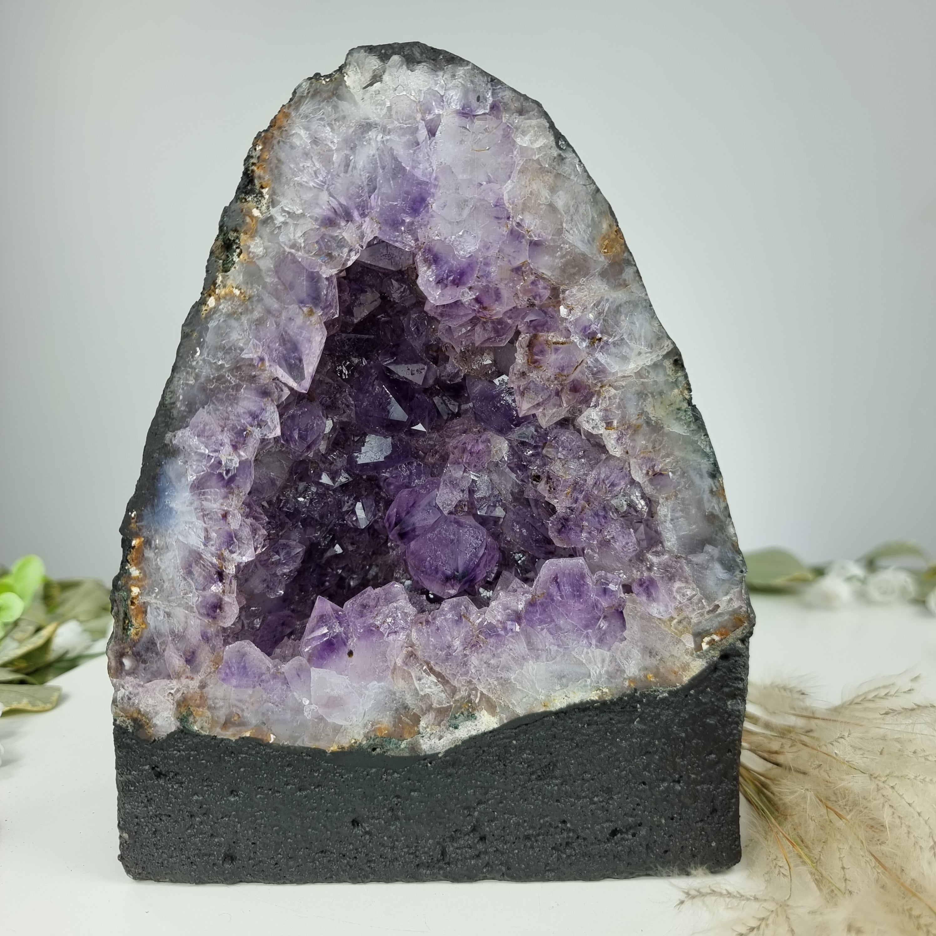 Capela em Ametista Bruta Drusa - Geodo de Ametista 3,05 Kgs, Energia, Beleza e Sofisticação