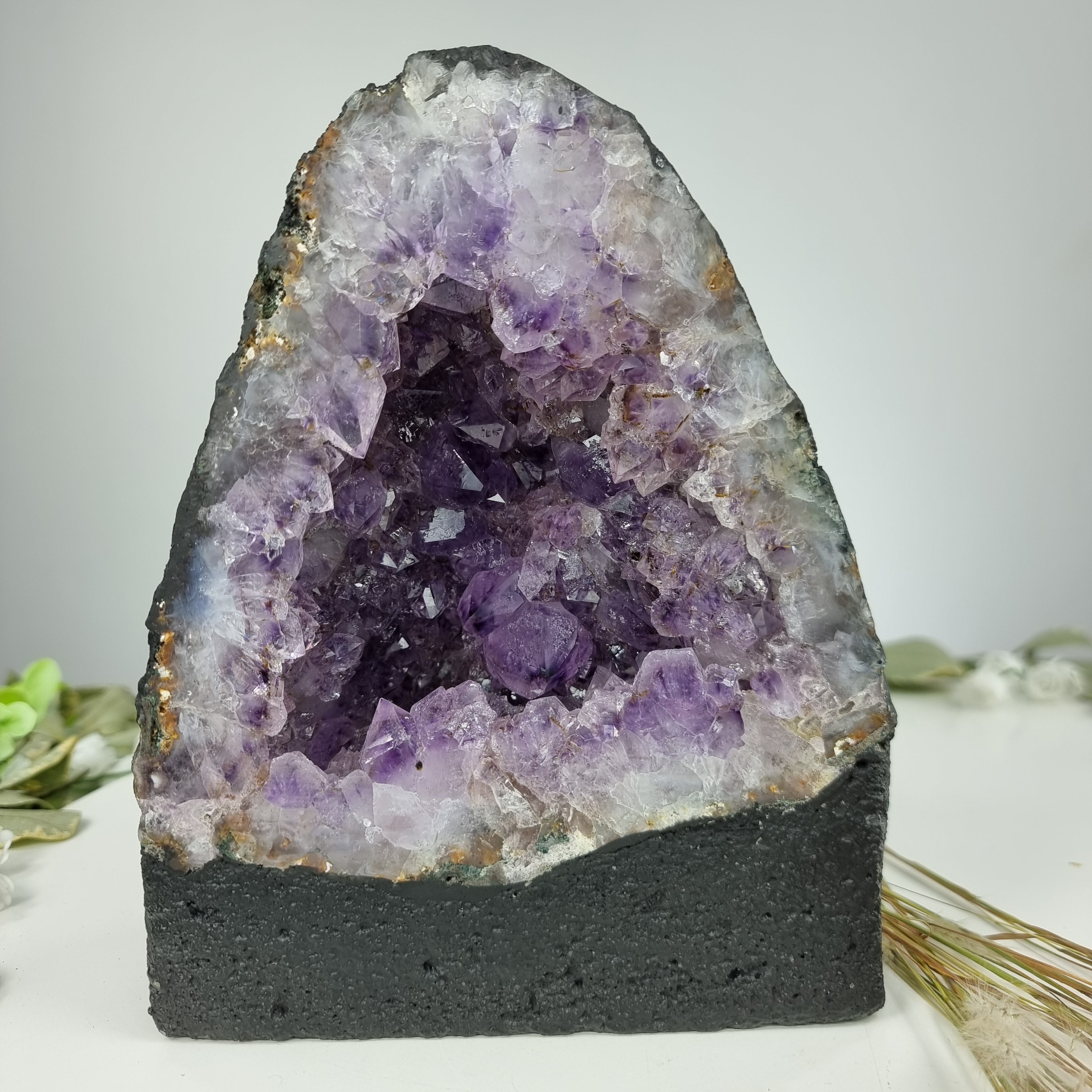 Capela em Ametista Bruta Drusa - Geodo de Ametista 3,05 Kgs, Energia, Beleza e Sofisticação
