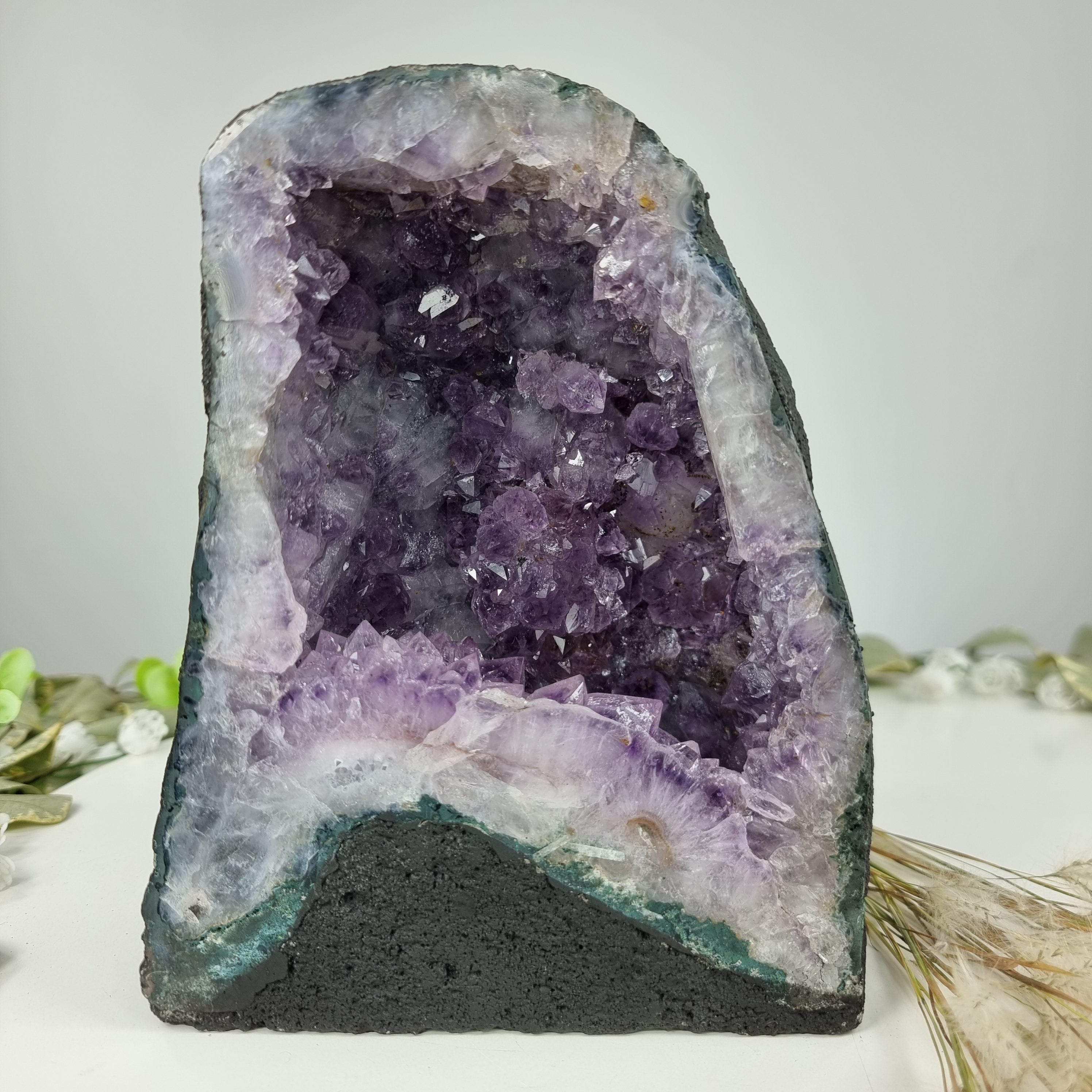 Capela em Ametista Bruta Drusa - Geodo de Ametista 3,20 Kgs, Energia, Beleza e Sofisticação