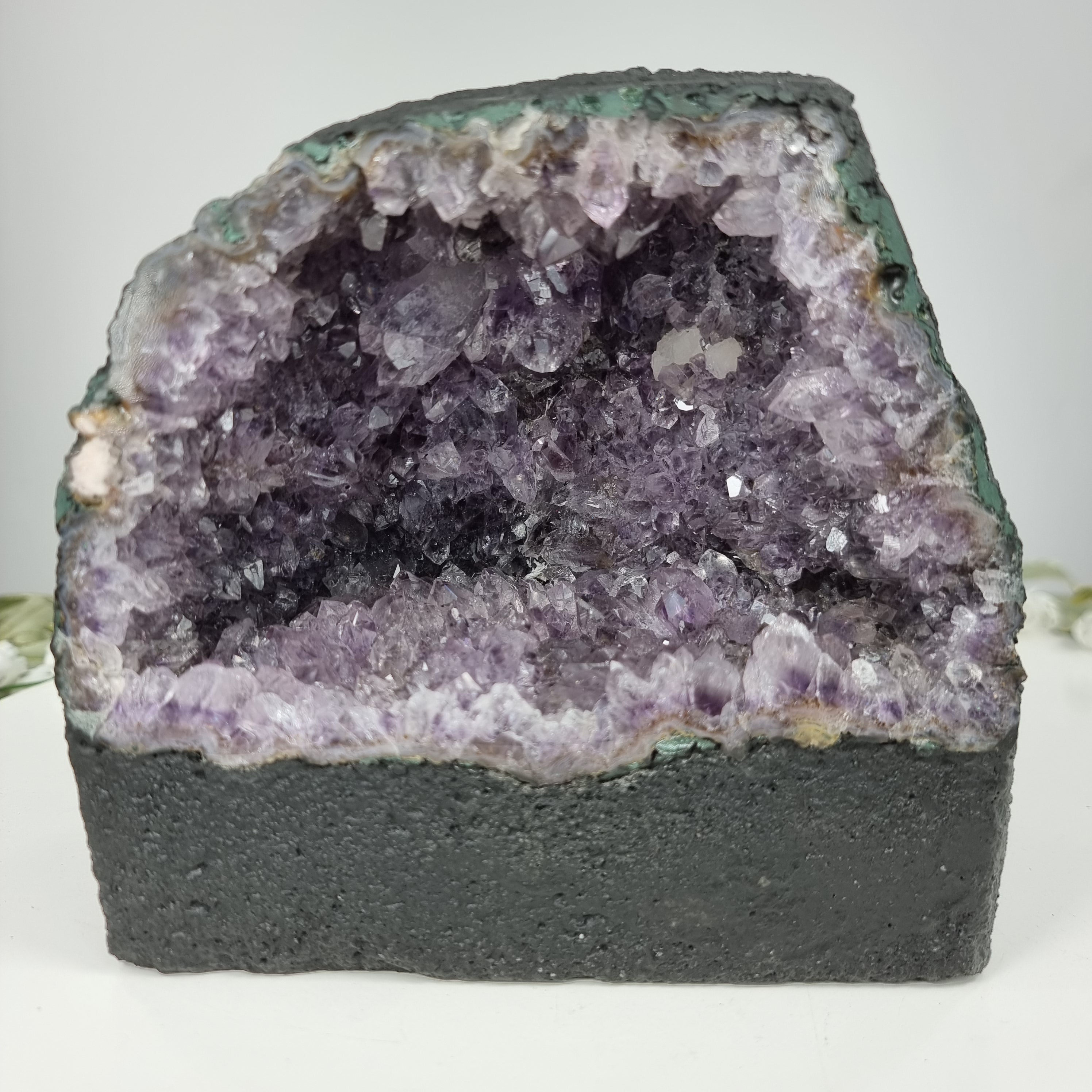 Capela em Ametista Bruta Drusa - Geodo de Ametista 3,00 Kgs, Energia, Beleza e Sofisticação