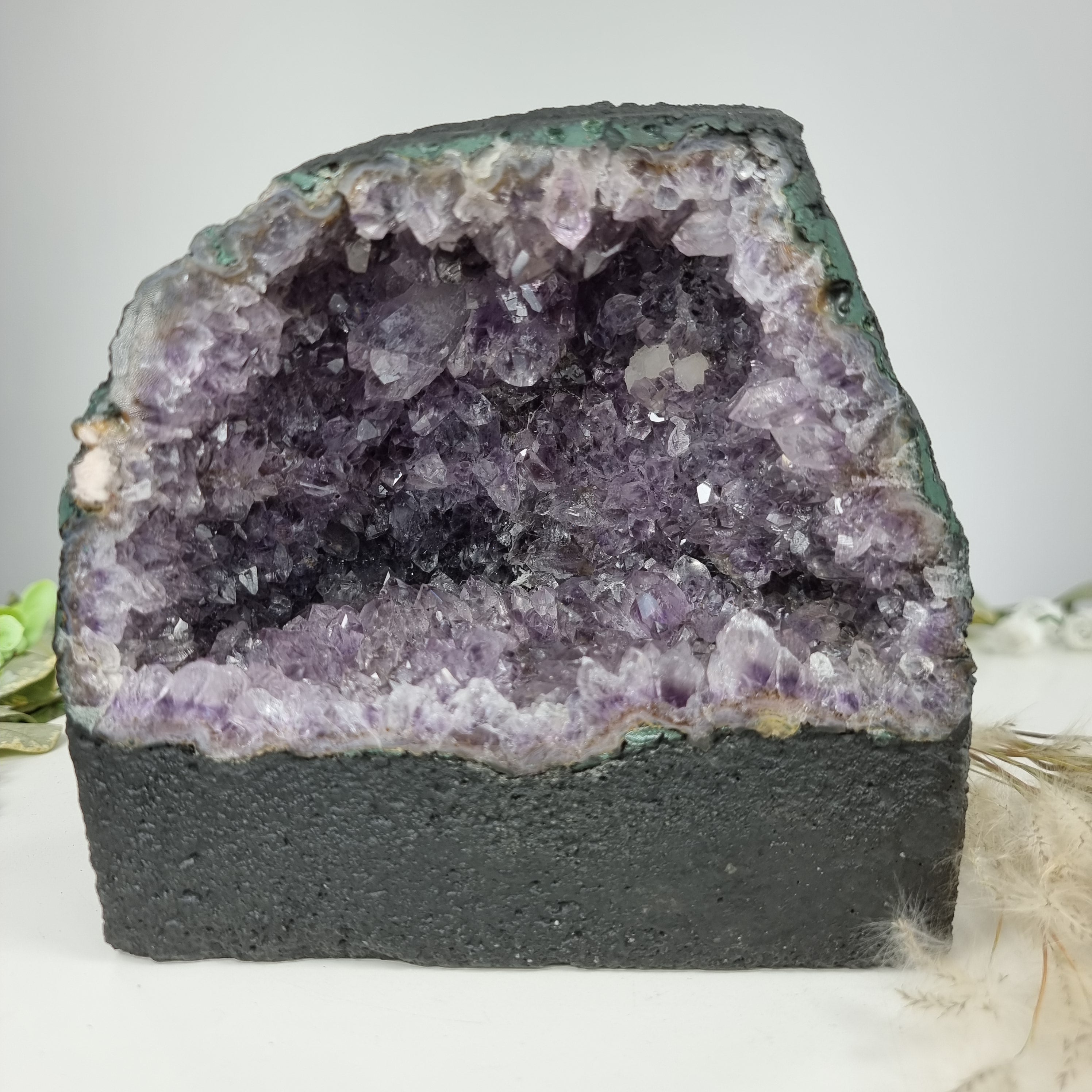 Capela em Ametista Bruta Drusa - Geodo de Ametista 3,00 Kgs, Energia, Beleza e Sofisticação