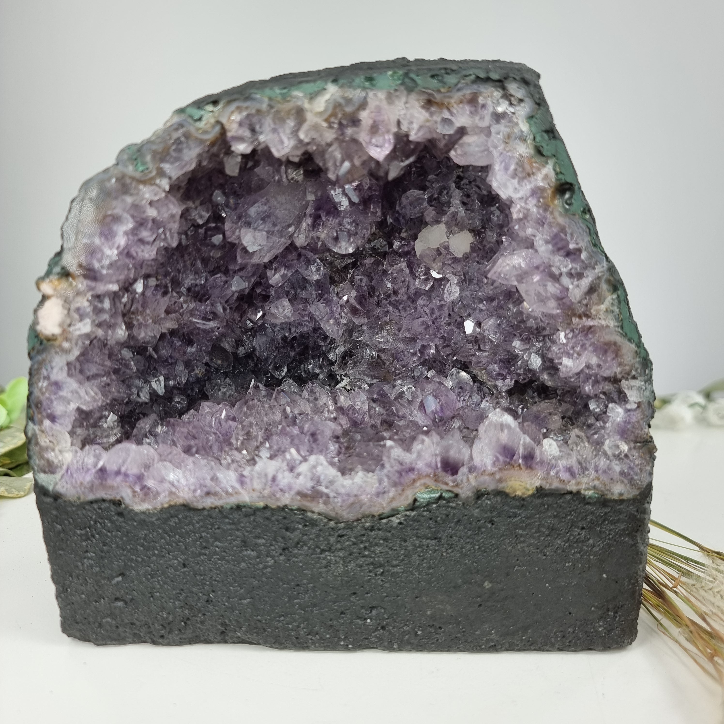Capela em Ametista Bruta Drusa - Geodo de Ametista 3,00 Kgs, Energia, Beleza e Sofisticação