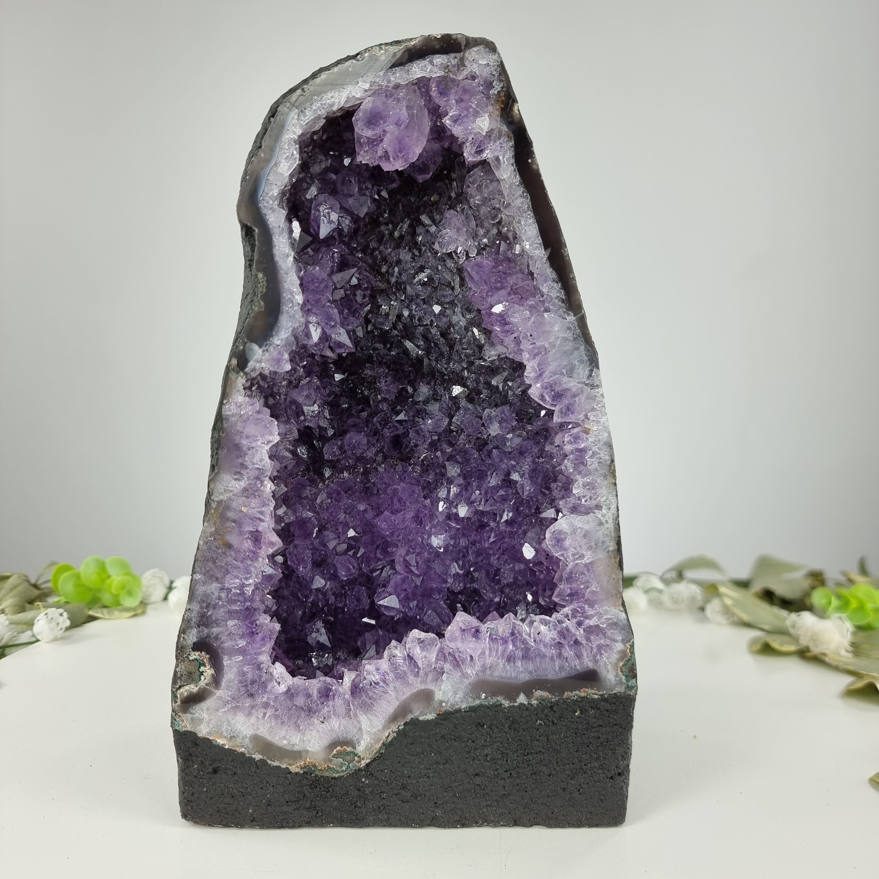 Capela em Ametista Bruta Drusa - Geodo de Ametista 4,60 Kgs, Energia, Beleza e Sofisticação