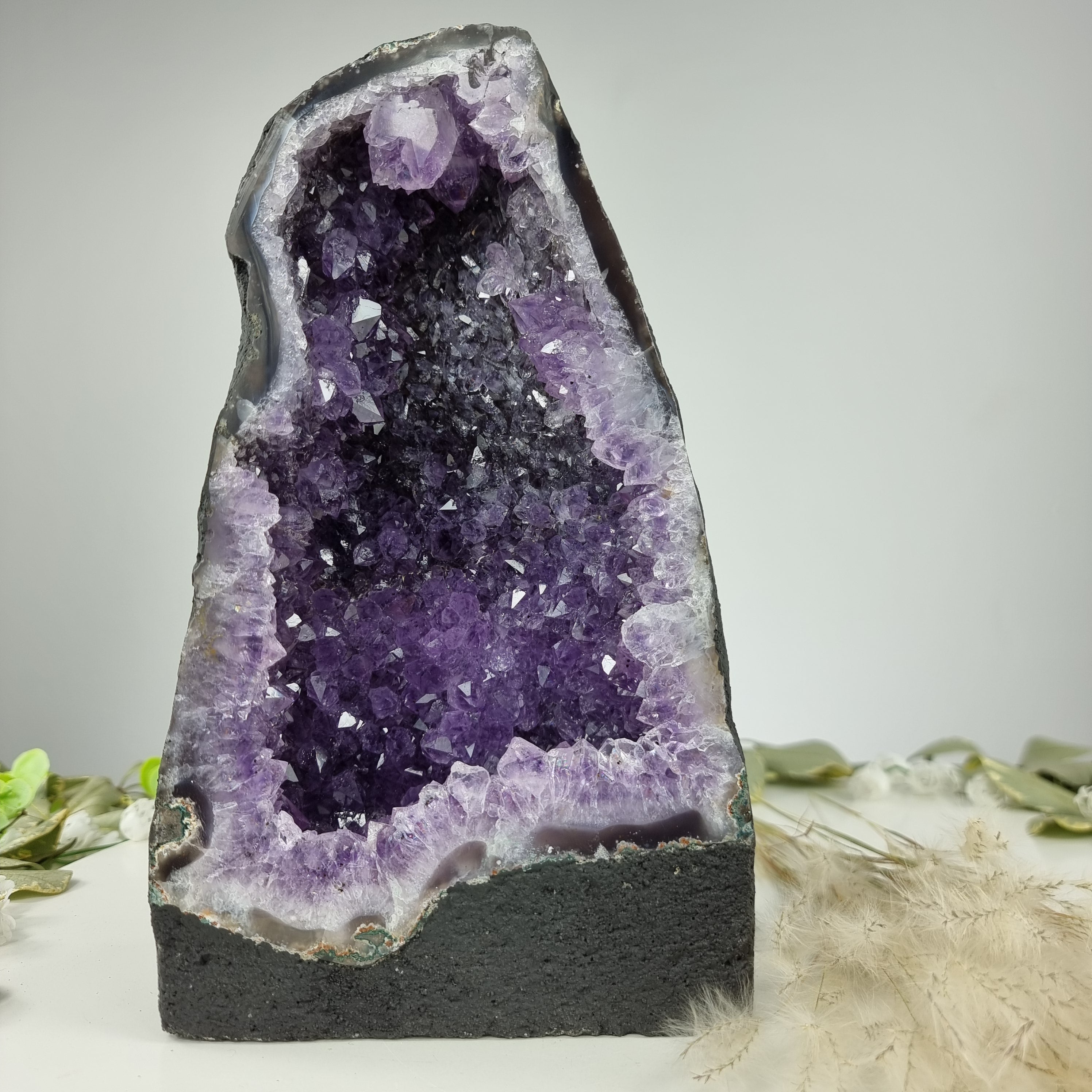 Capela em Ametista Bruta Drusa - Geodo de Ametista 4,60 Kgs, Energia, Beleza e Sofisticação