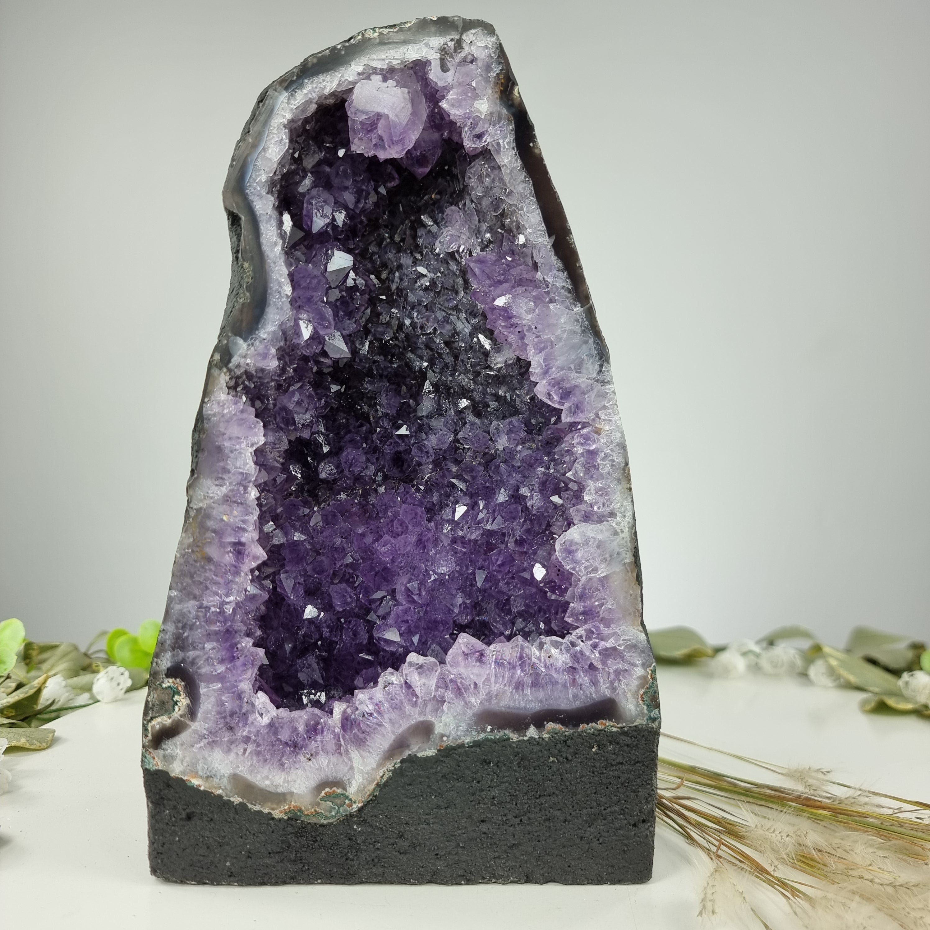 Capela em Ametista Bruta Drusa - Geodo de Ametista 4,60 Kgs, Energia, Beleza e Sofisticação