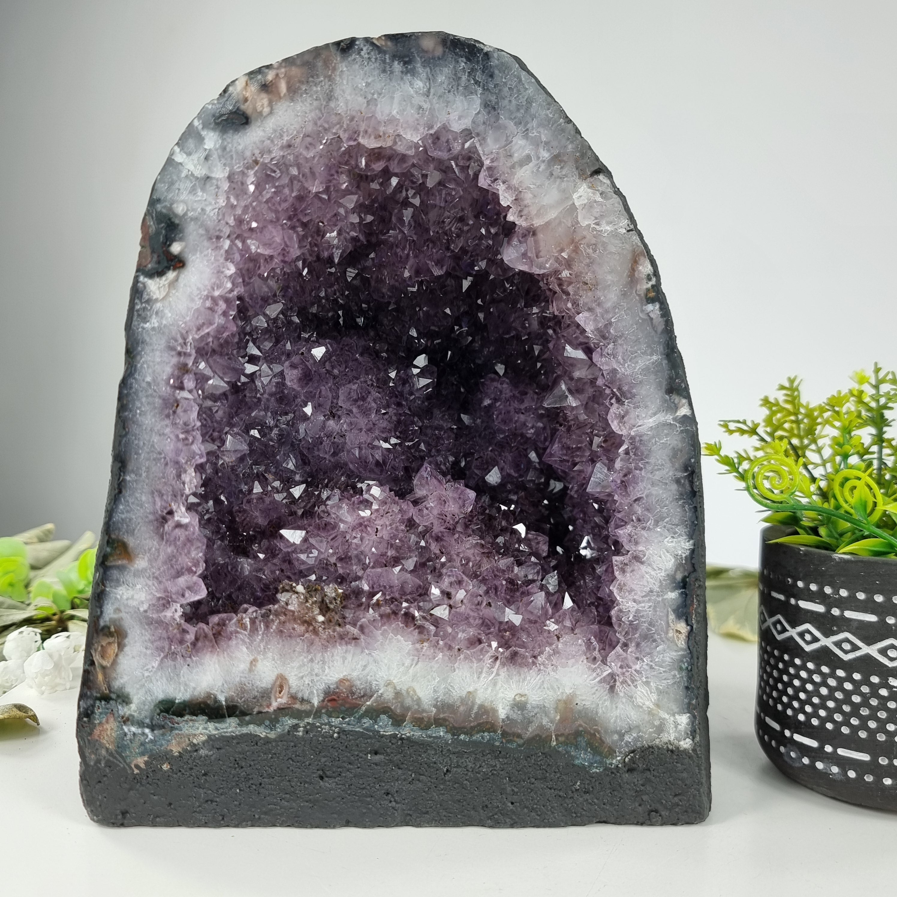 Capela em Ametista Bruta Drusa - Geodo de Ametista 6,40 Kgs, Energia, Beleza e Sofisticação