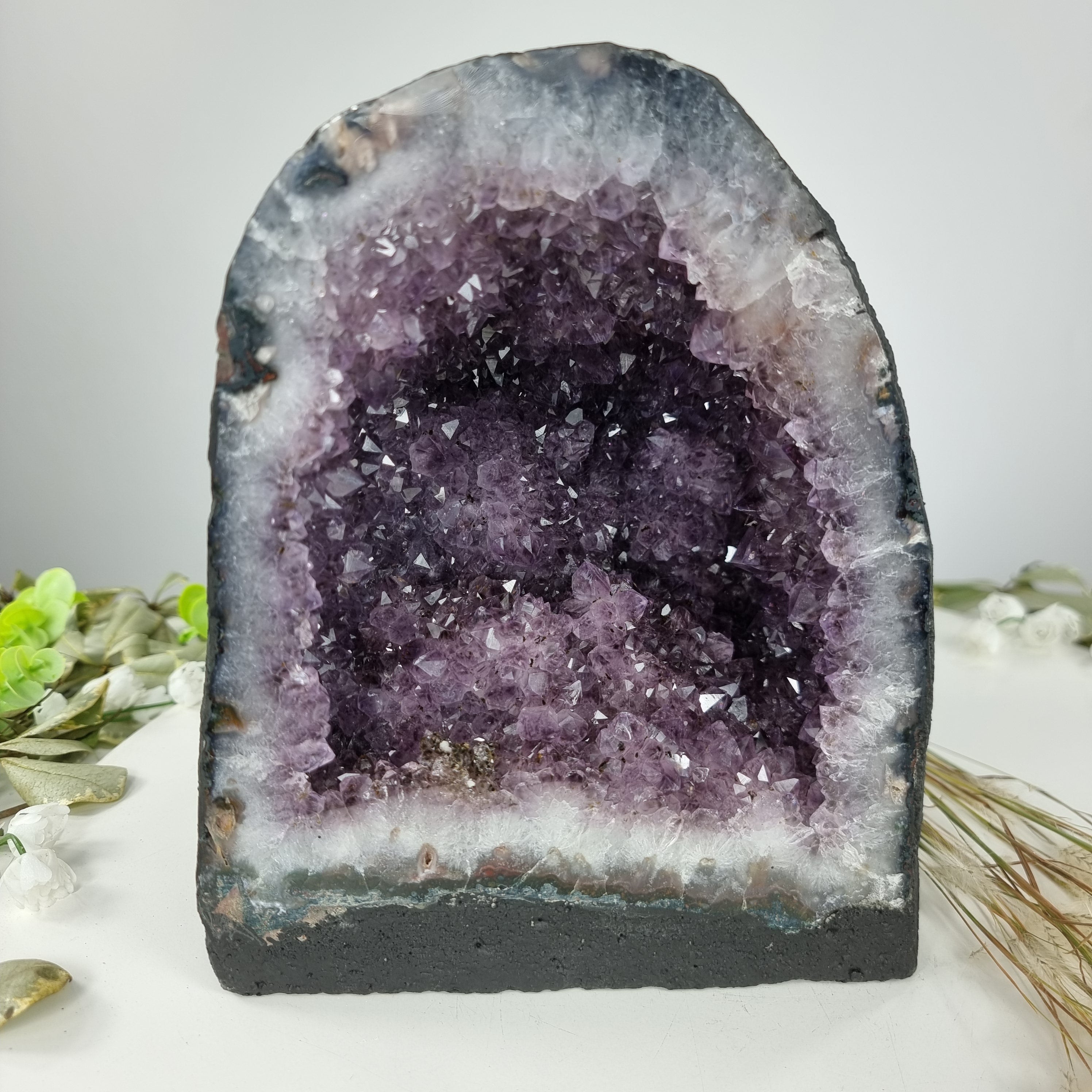 Capela em Ametista Bruta Drusa - Geodo de Ametista 6,40 Kgs, Energia, Beleza e Sofisticação