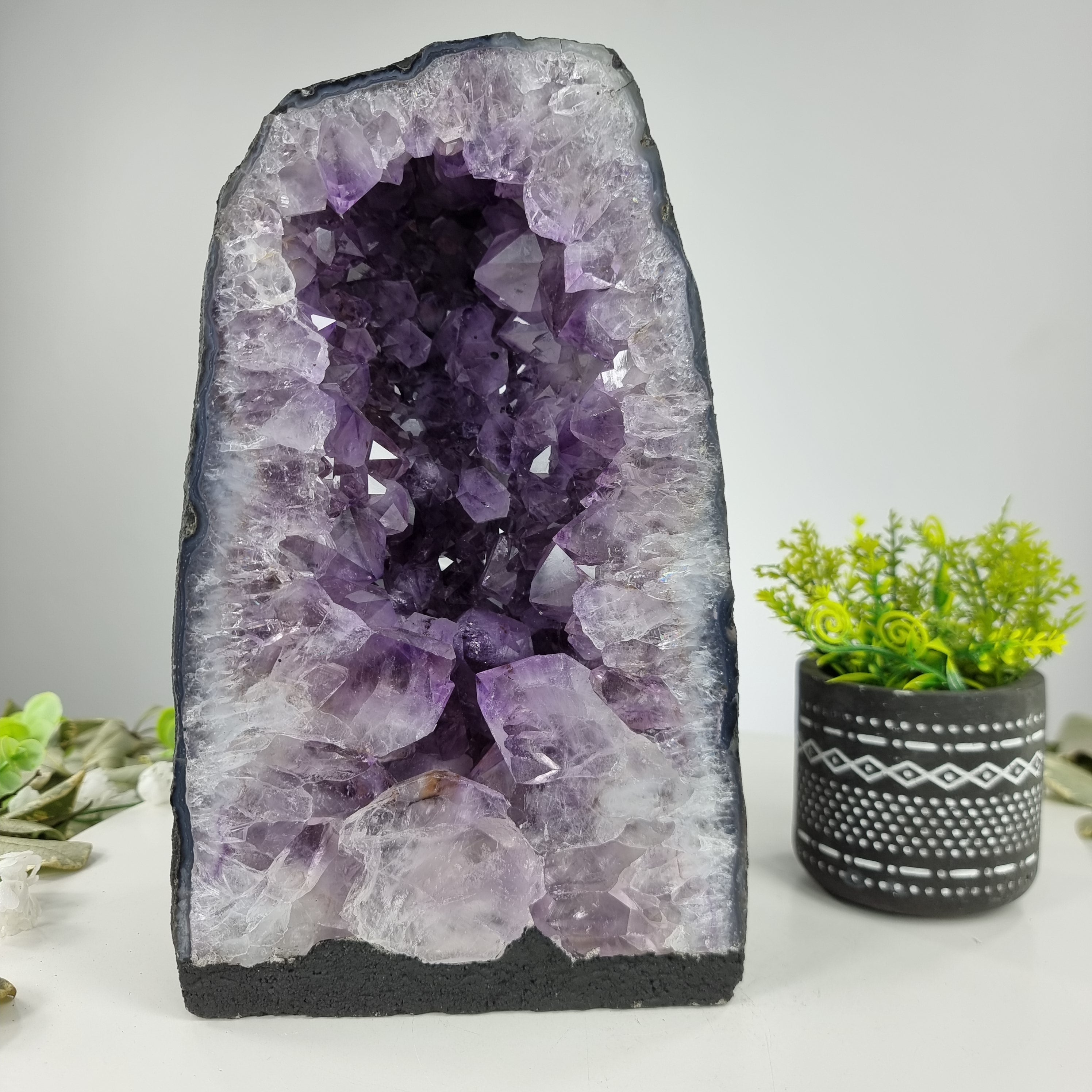 Capela em Ametista Bruta Drusa - Geodo de Ametista 5,80 Kgs, Energia, Beleza e Sofisticação