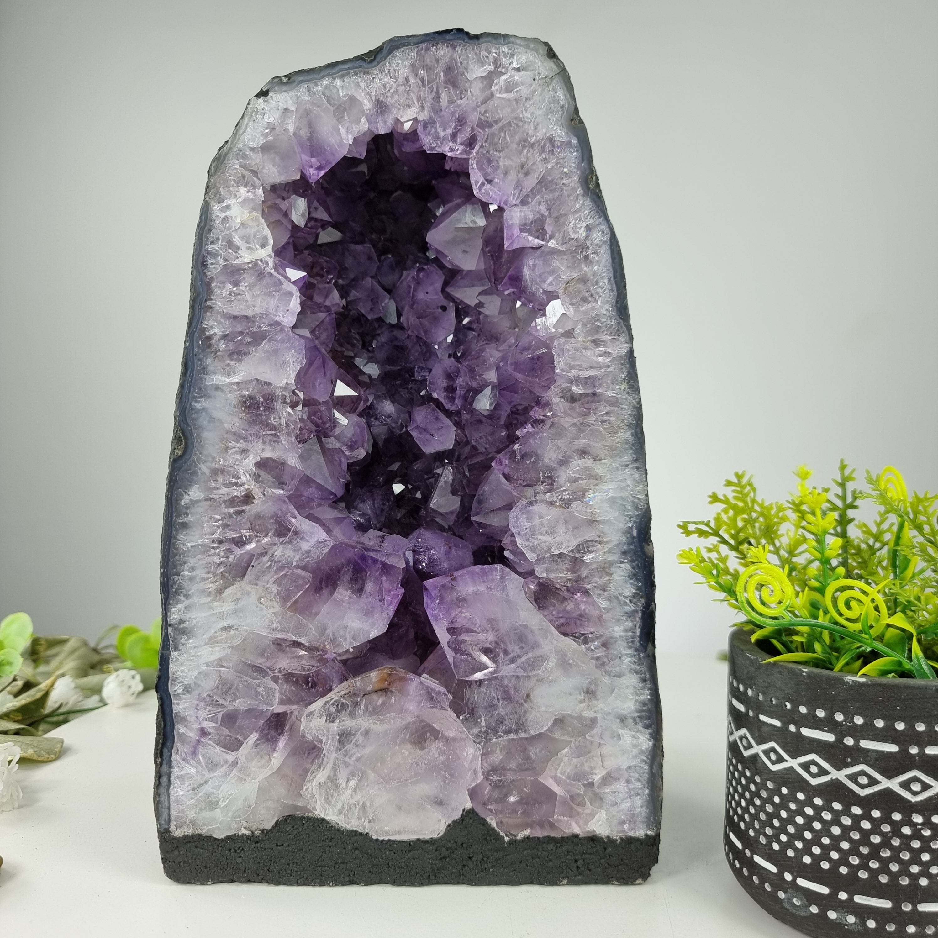 Capela em Ametista Bruta Drusa - Geodo de Ametista 5,80 Kgs, Energia, Beleza e Sofisticação