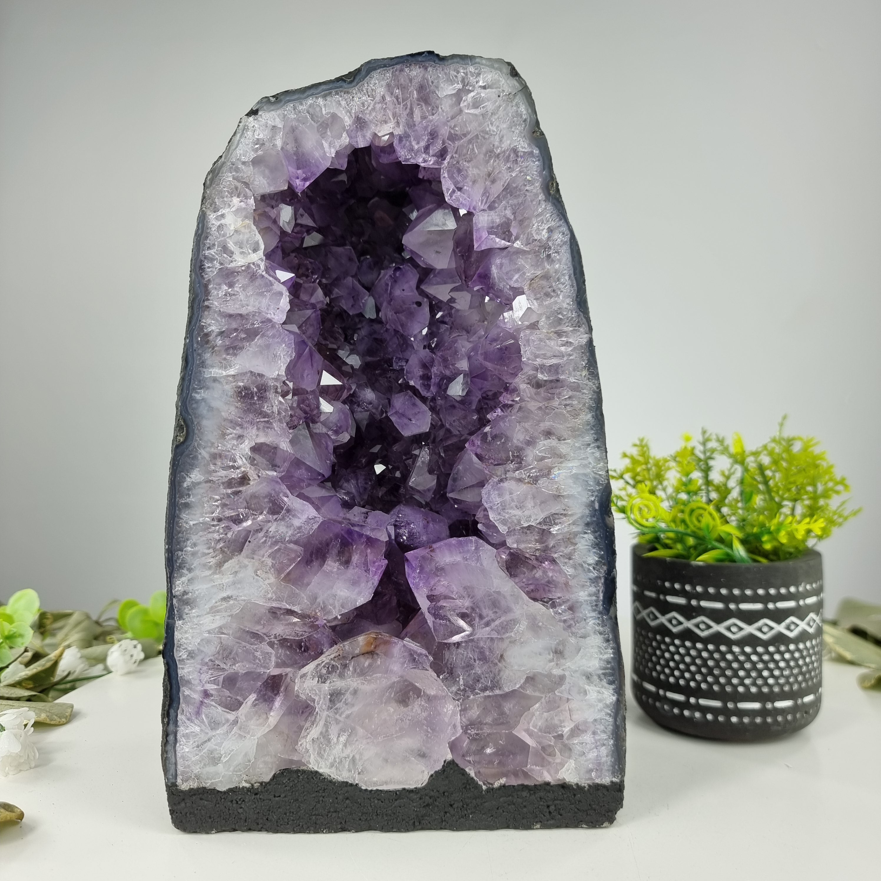 Capela em Ametista Bruta Drusa - Geodo de Ametista 5,80 Kgs, Energia, Beleza e Sofisticação