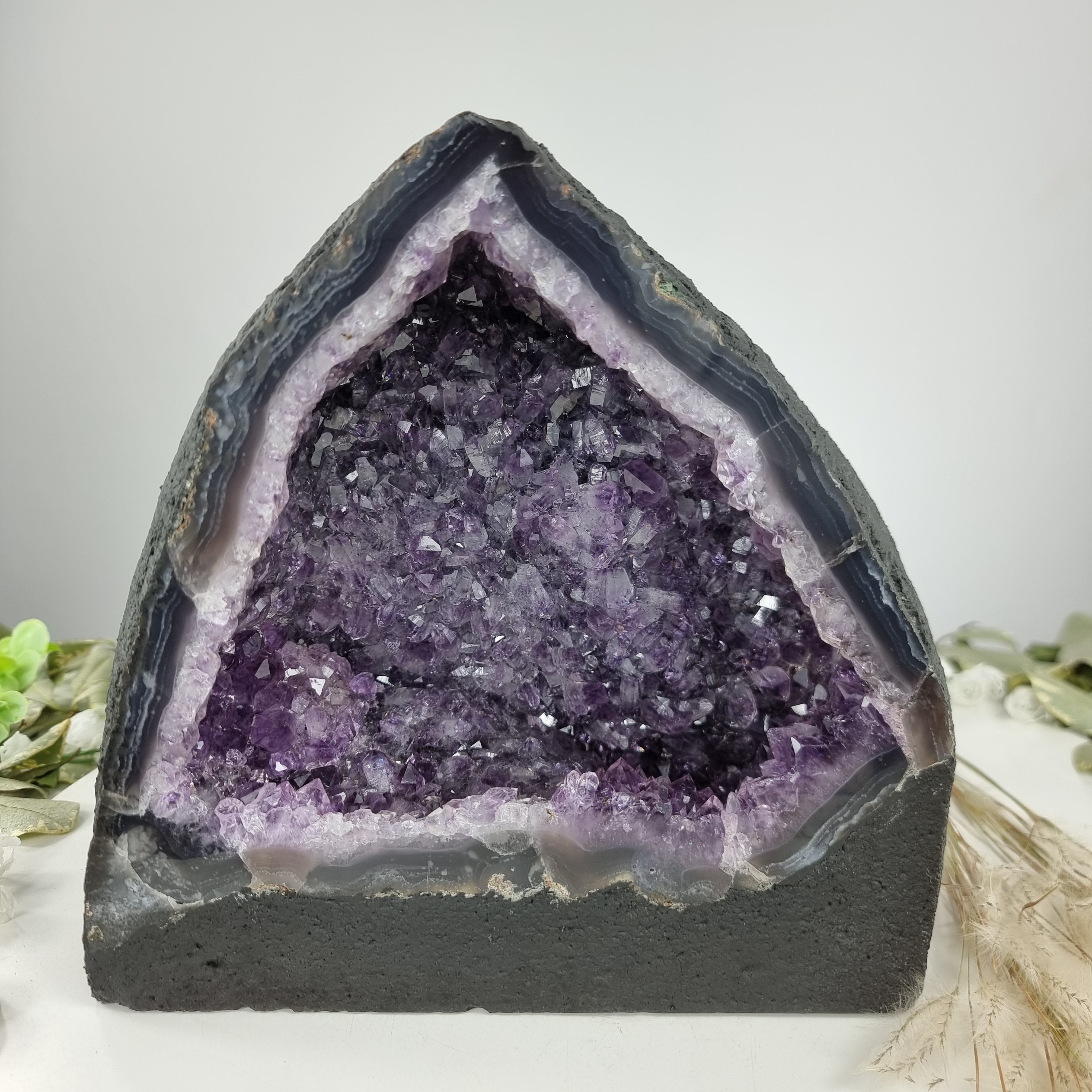 Capela em Ametista Bruta Drusa - Geodo de Ametista 6,80 Kgs, Energia, Beleza e Sofisticação