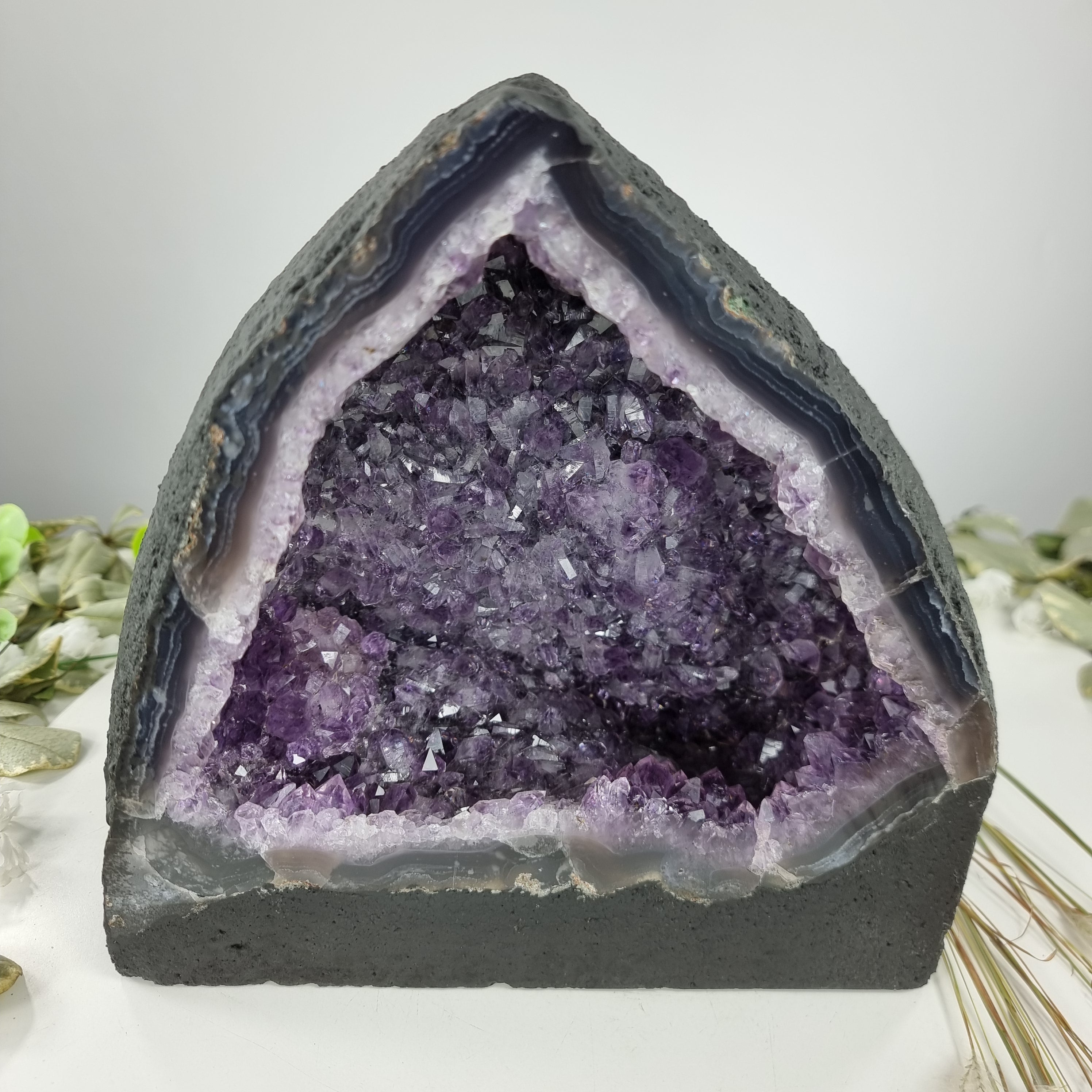 Capela em Ametista Bruta Drusa - Geodo de Ametista 6,80 Kgs, Energia, Beleza e Sofisticação