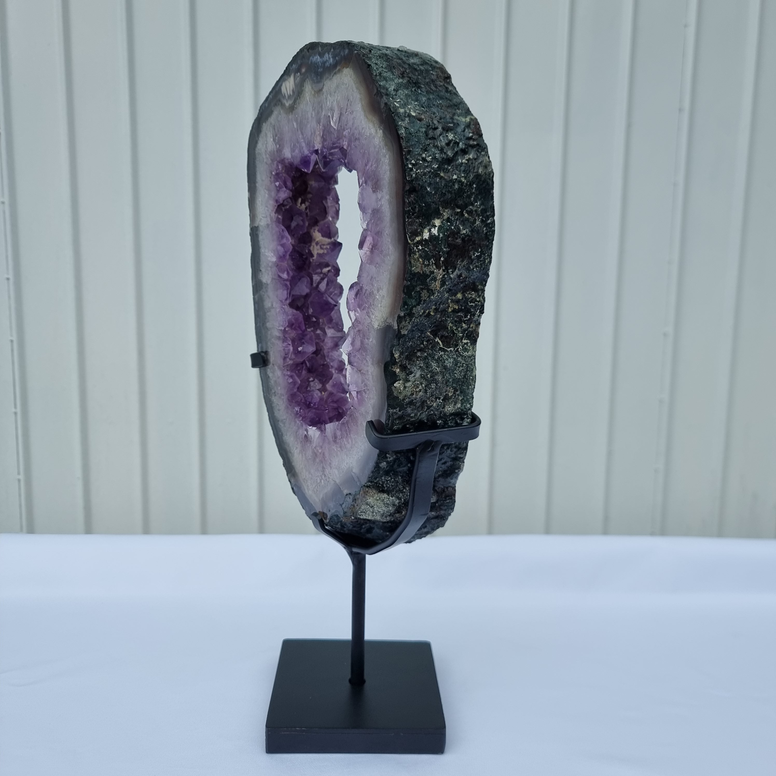 Argola de Ametista com Cristais Roxos | Base de ferro Preta | Peso 3,25 kgs, Altura 39 cm | Energia, Beleza e Sofisticação