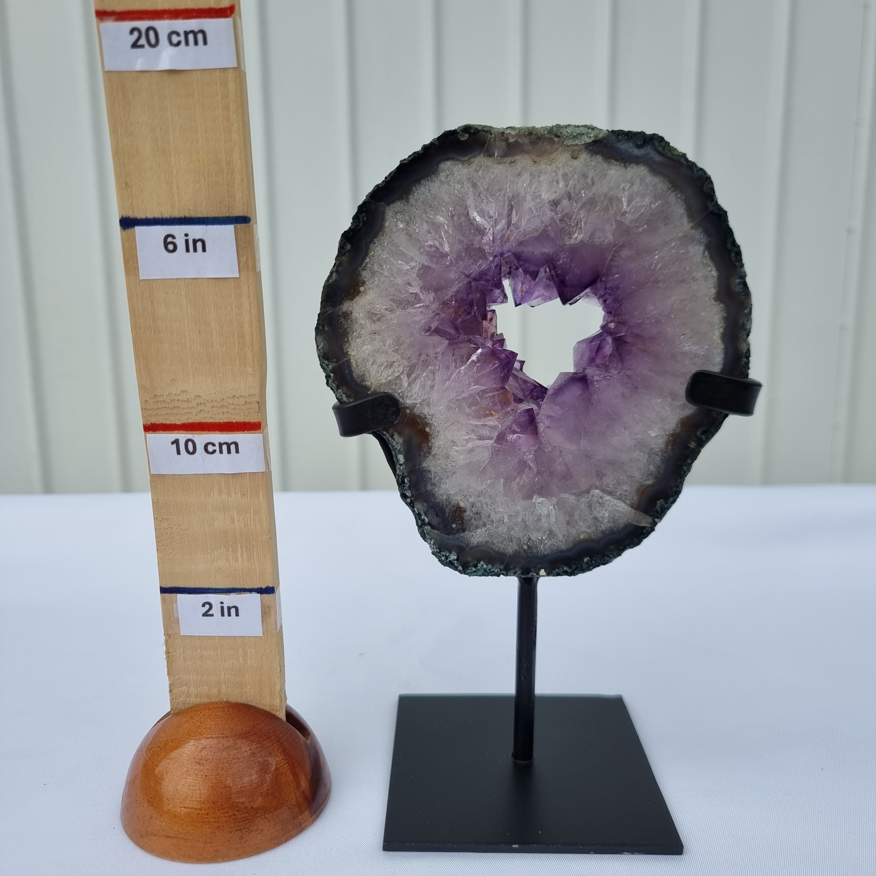 Argola de Ametista com Cristais Roxos | Base de ferro Preta | Peso 0,75 kgs, Altura 20 cm | Energia, Beleza e Sofisticação