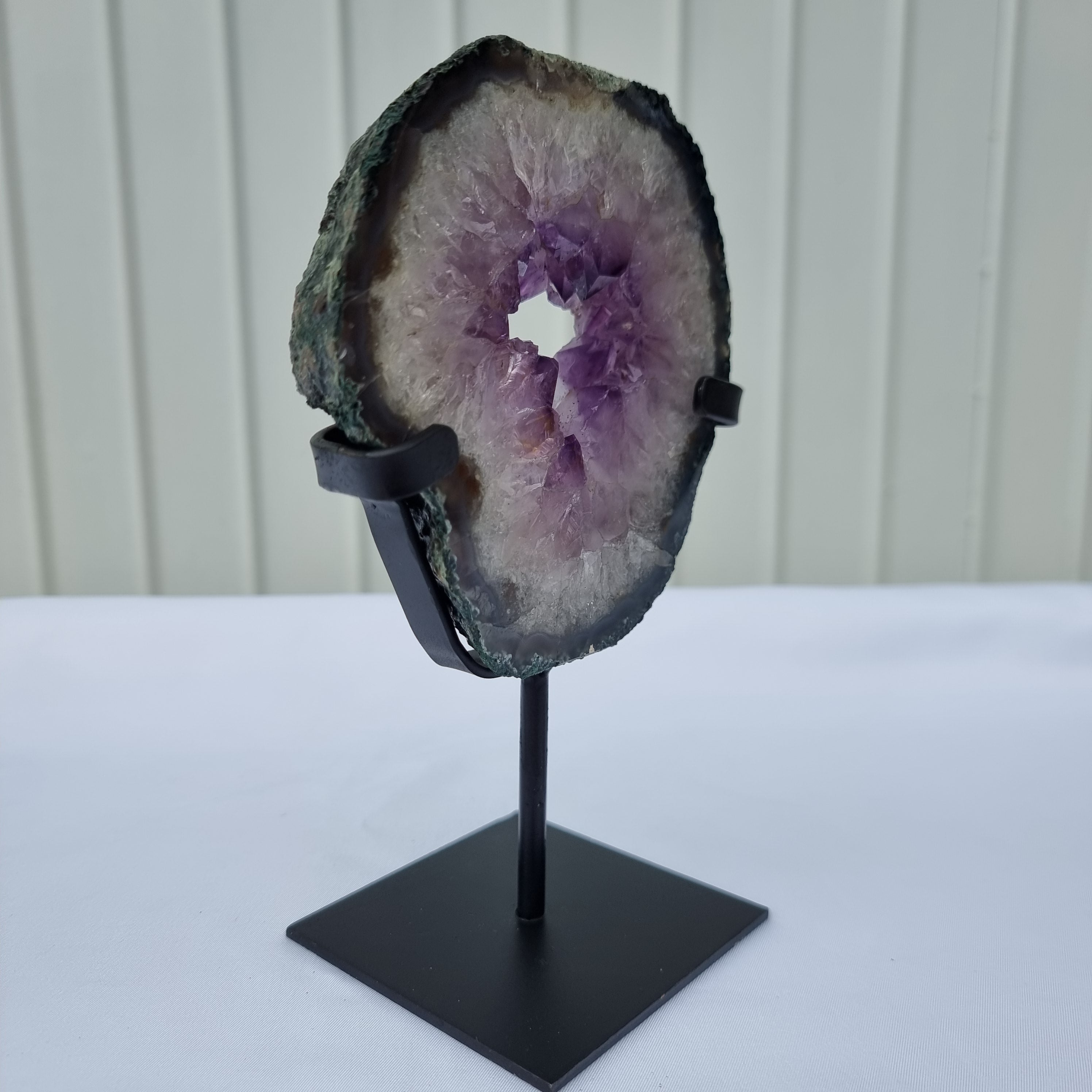 Argola de Ametista com Cristais Roxos | Base de ferro Preta | Peso 0,75 kgs, Altura 20 cm | Energia, Beleza e Sofisticação