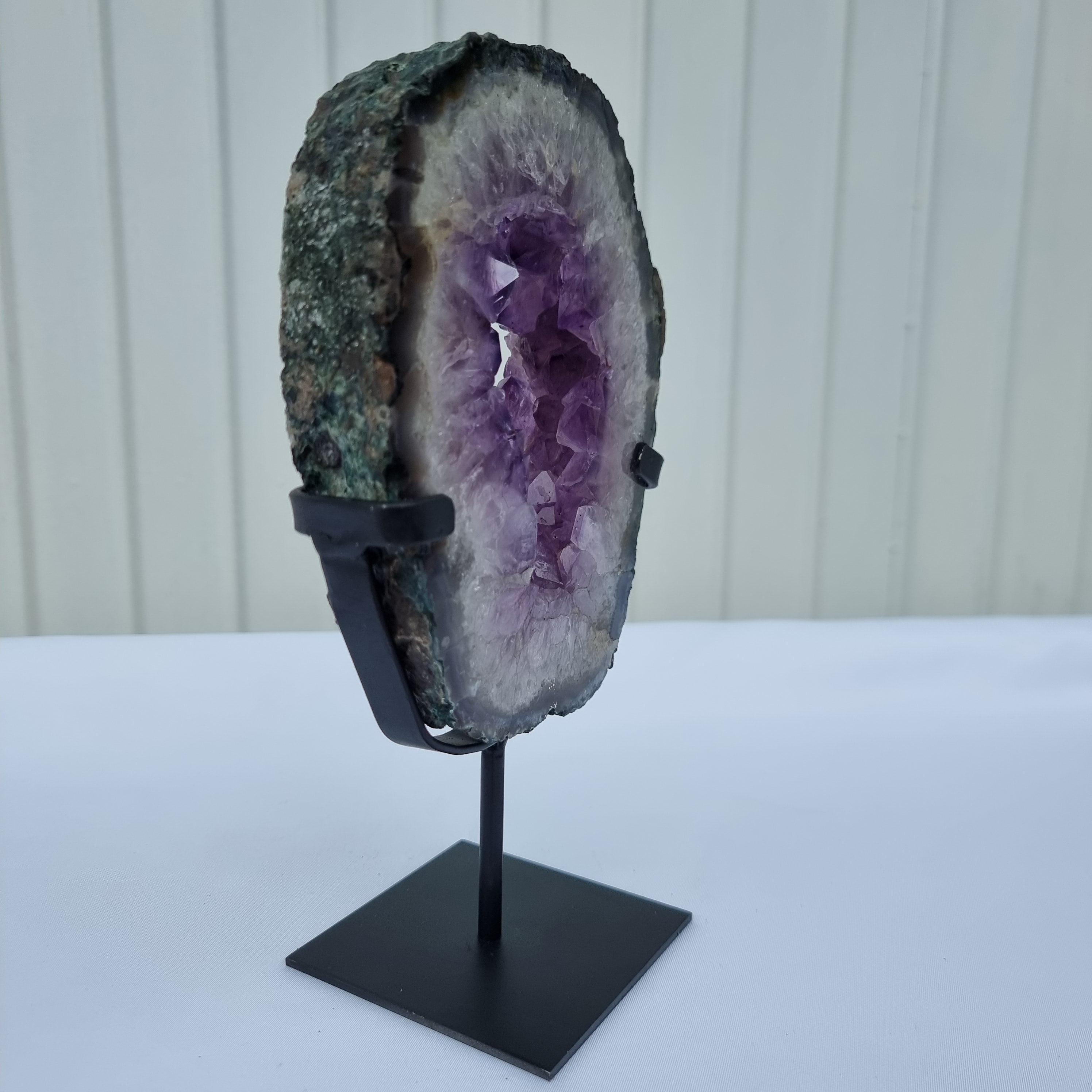 Argola de Ametista com Cristais Roxos | Base de ferro Preta | Peso 1,30 kgs, Altura 23 cm | Energia, Beleza e Sofisticação