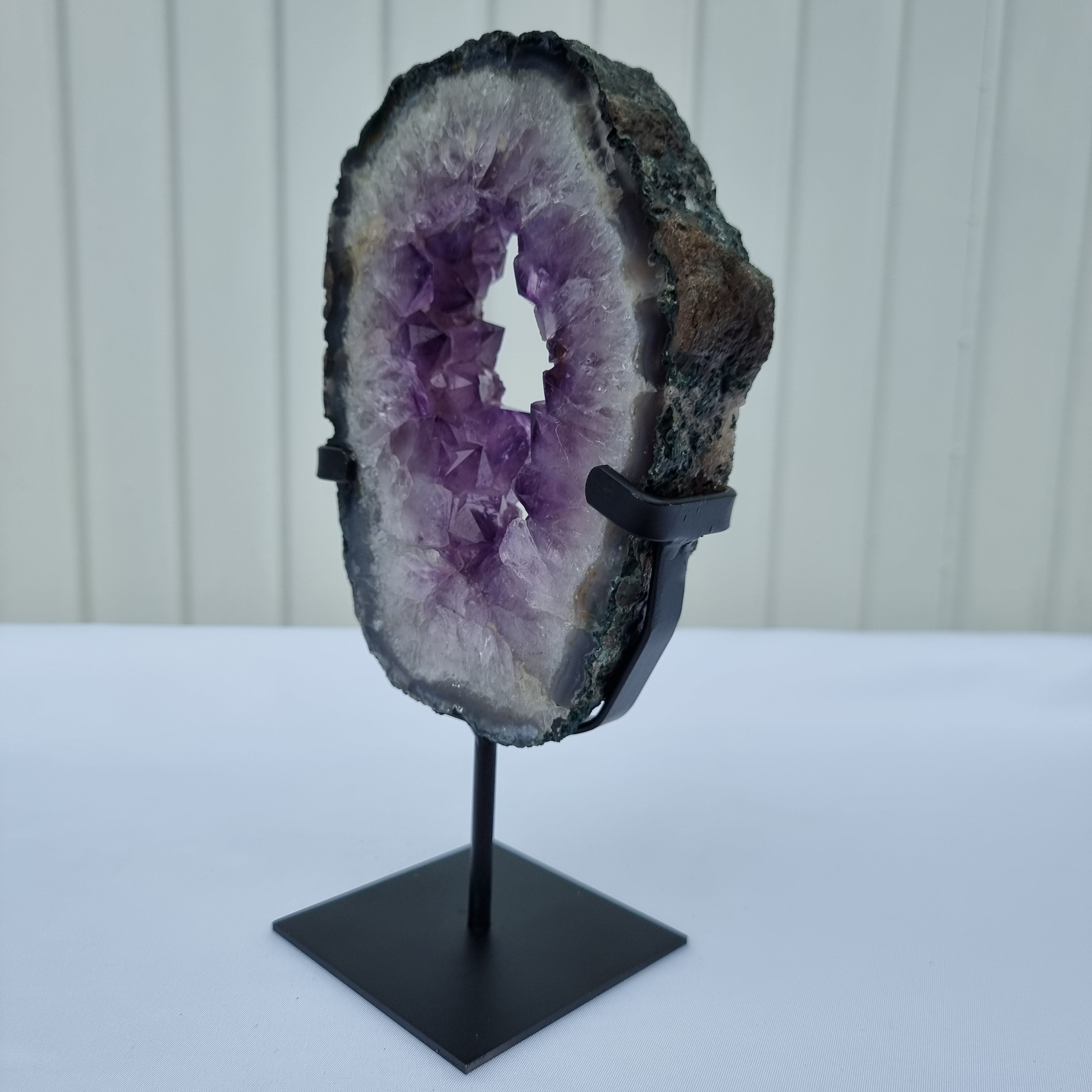 Argola de Ametista com Cristais Roxos | Base de ferro Preta | Peso 1,30 kgs, Altura 23 cm | Energia, Beleza e Sofisticação