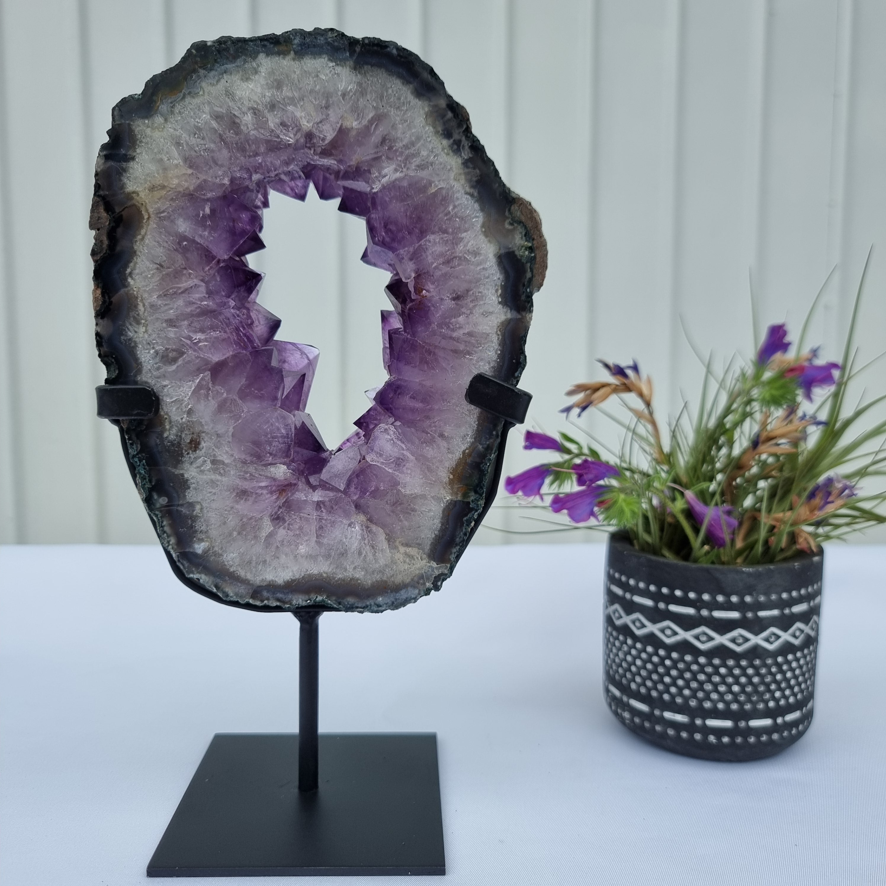 Argola de Ametista com Cristais Roxos | Base de ferro Preta | Peso 1,30 kgs, Altura 23 cm | Energia, Beleza e Sofisticação