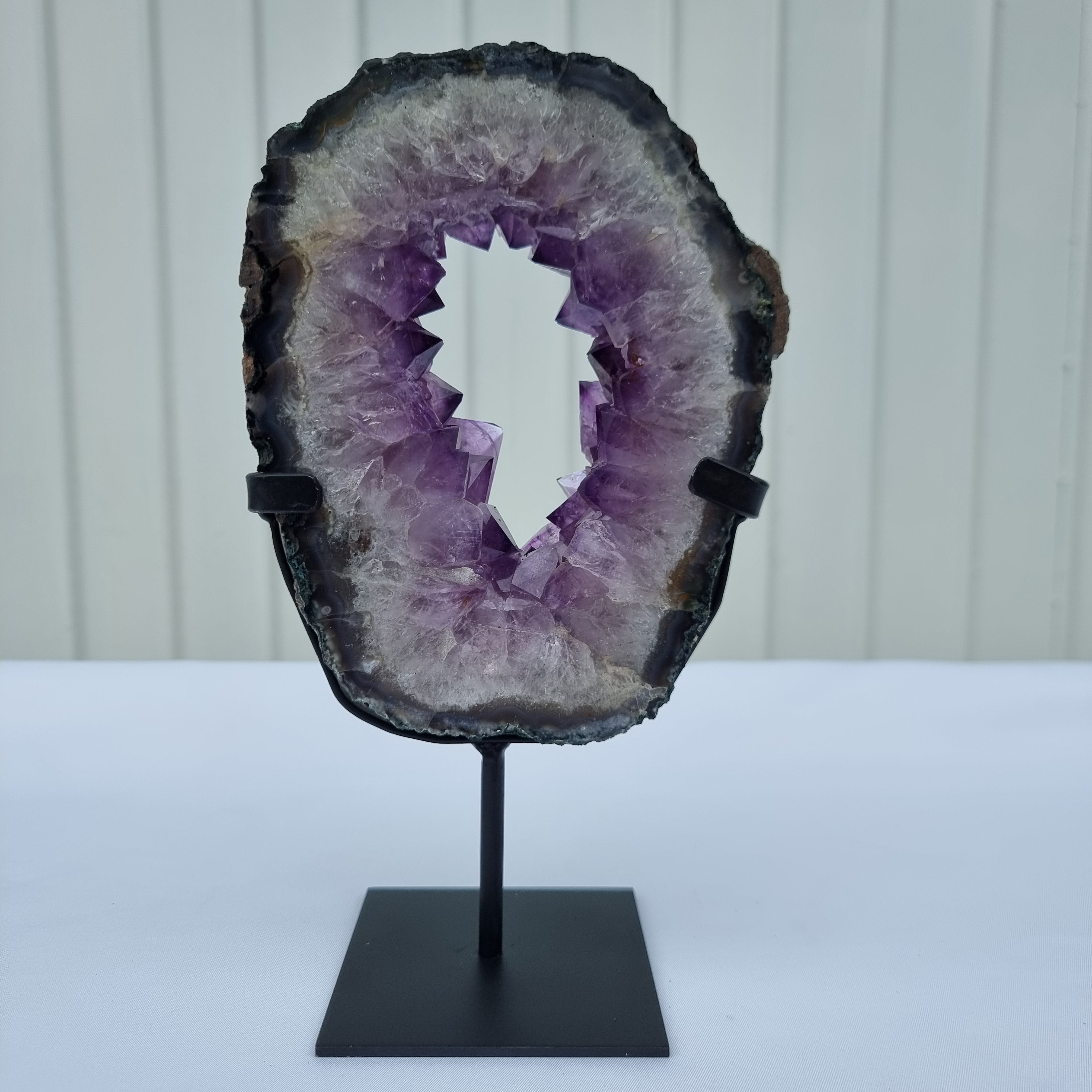 Argola de Ametista com Cristais Roxos | Base de ferro Preta | Peso 1,30 kgs, Altura 23 cm | Energia, Beleza e Sofisticação