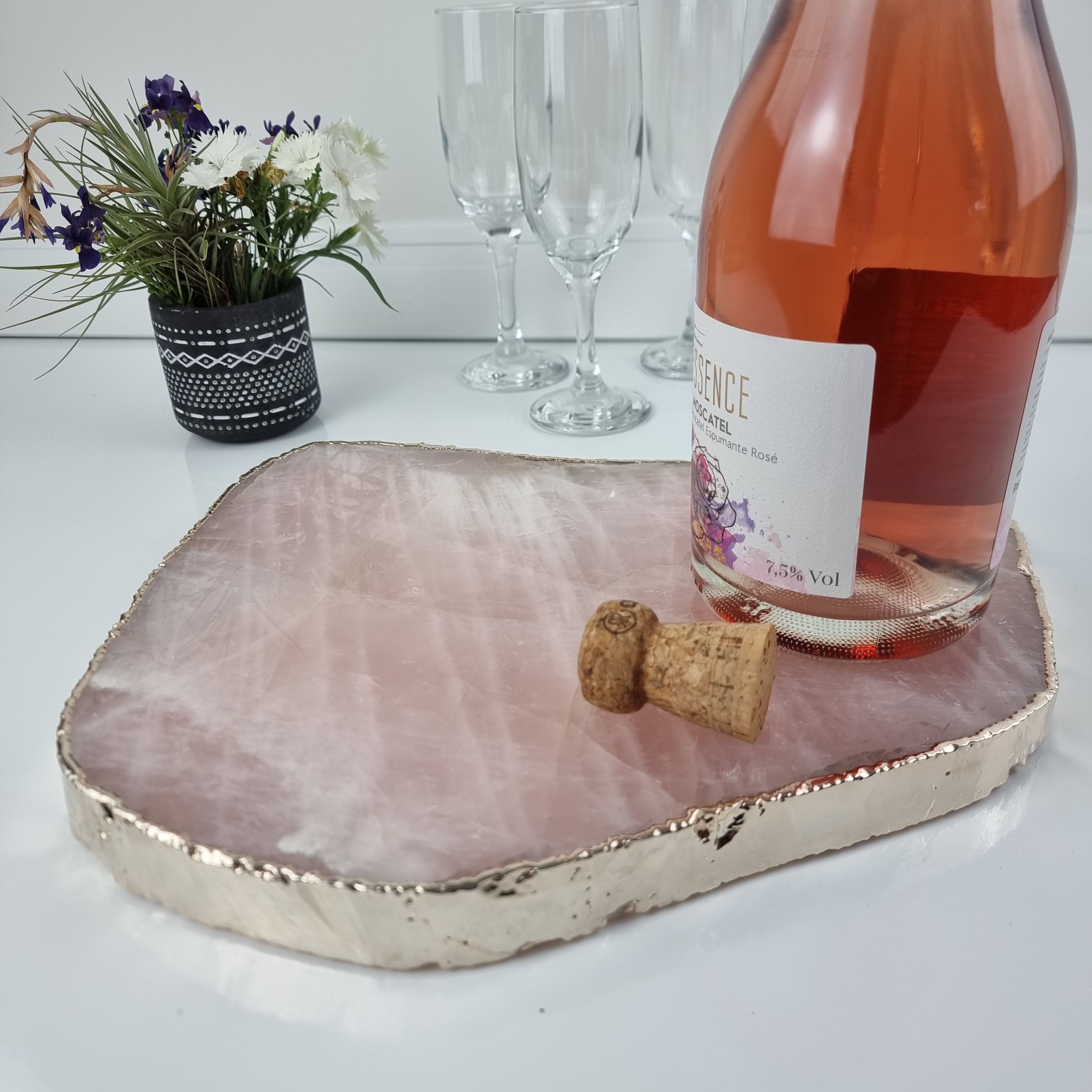 Bandeja de Quartzo ROSA com BORDAS DOURADAS tamanho 30 a 35 cm e peso de 3 kgs