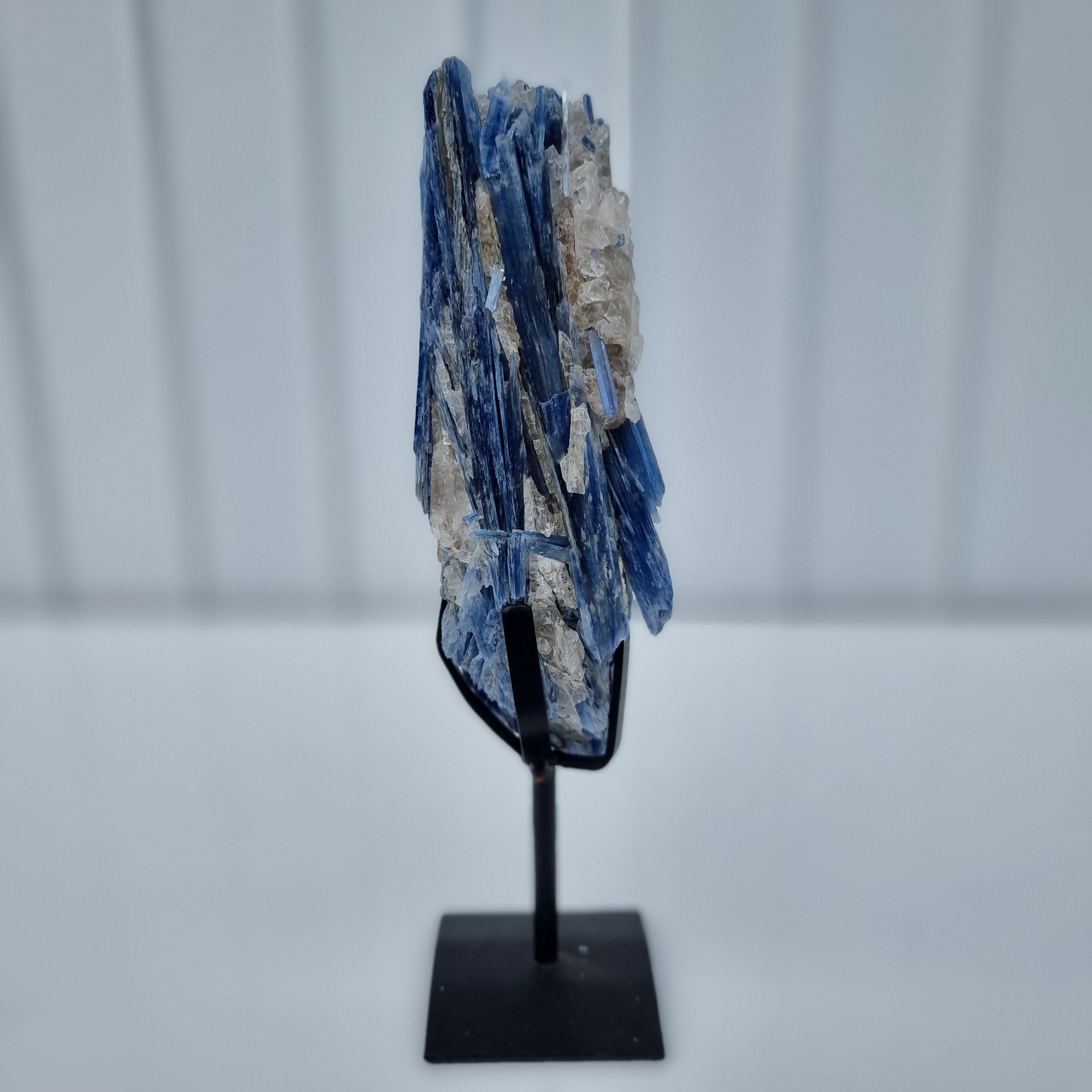 Cianita Natural Especial | Peso 0,70 Kgs, Altura 24 cm | Energia, Beleza e Sofisticação