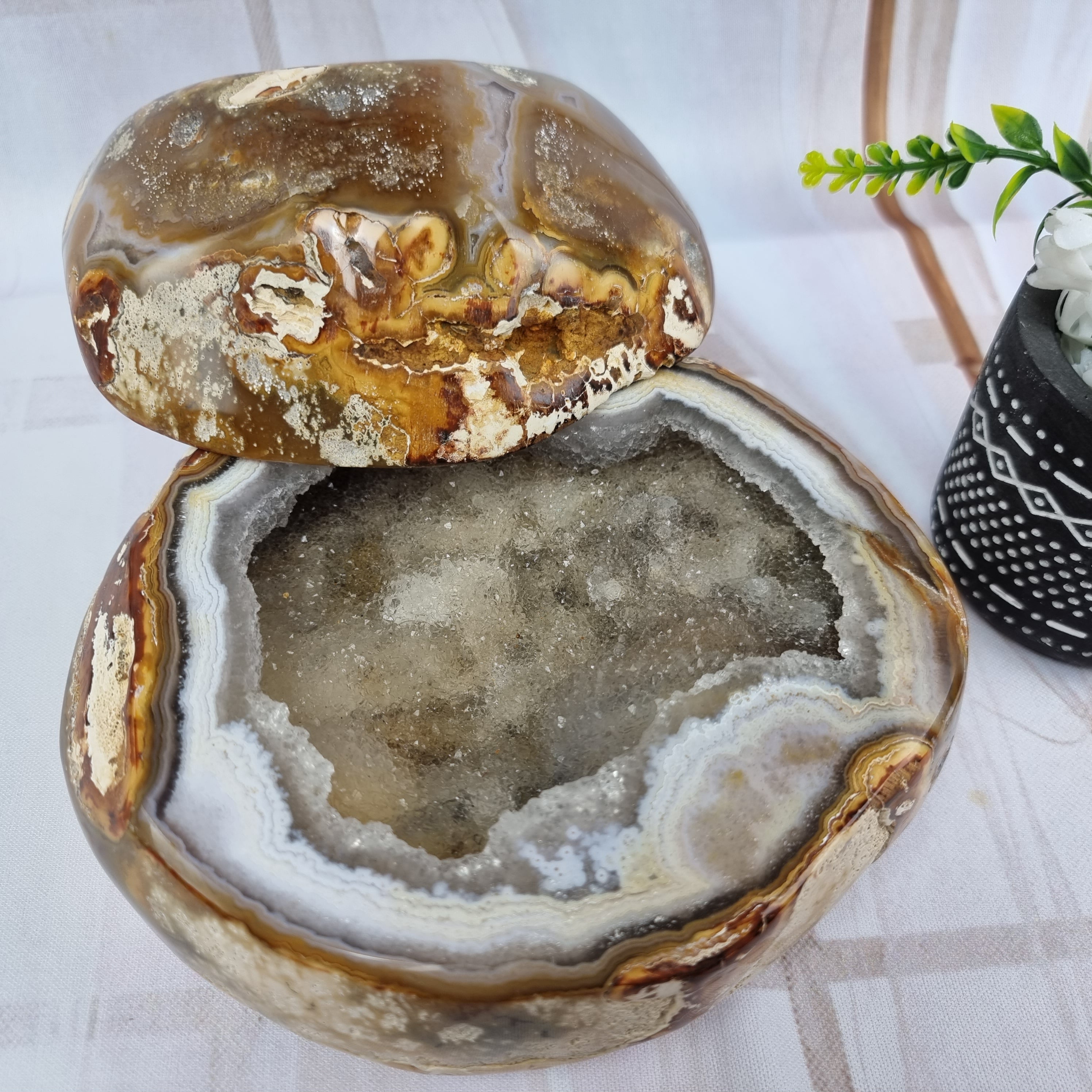 Porta joyas de geodas de ágata pulida con cristales de una pieza