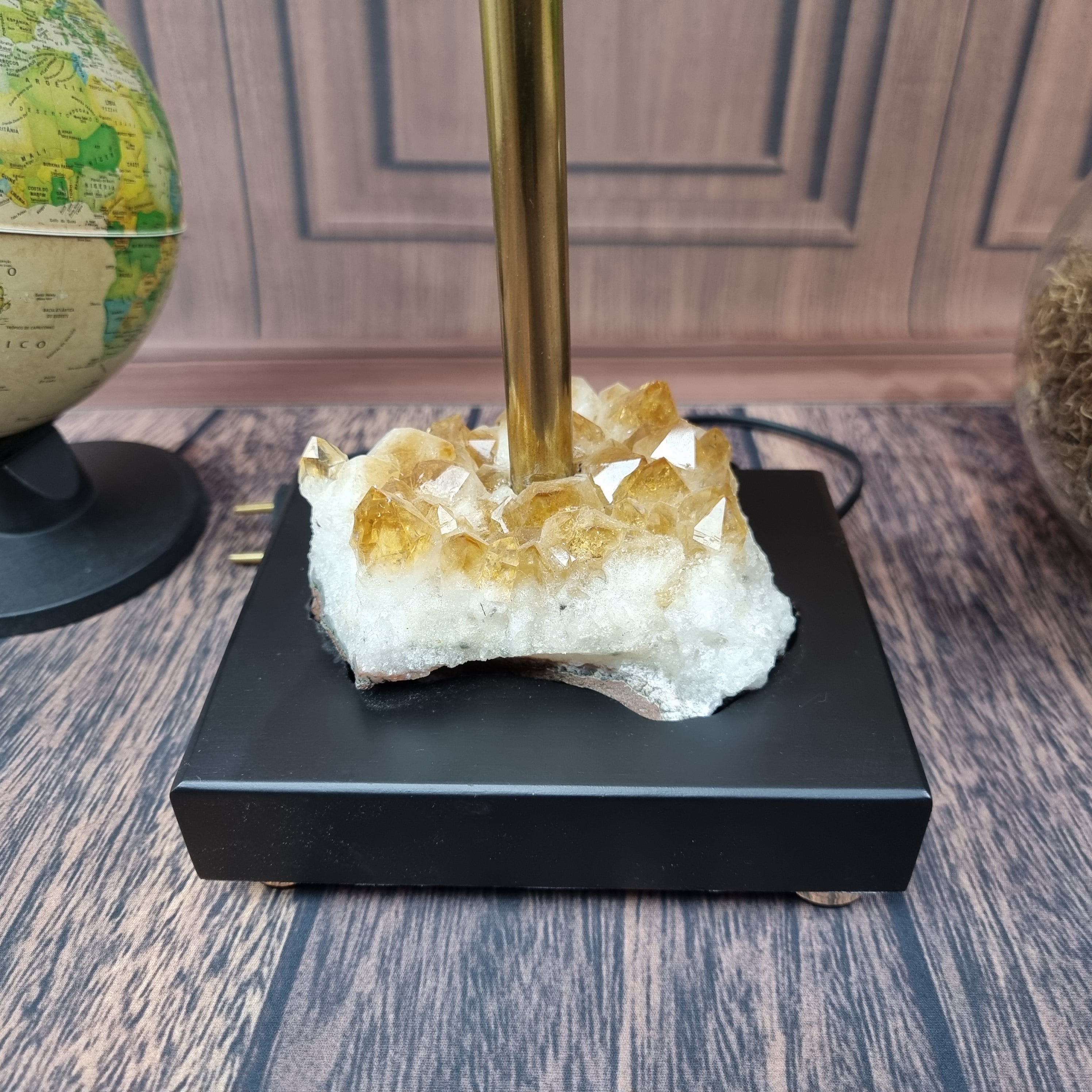 Abajur de Pedras Preciosas Altura de 40 cm com Base Madeira com Elétrica