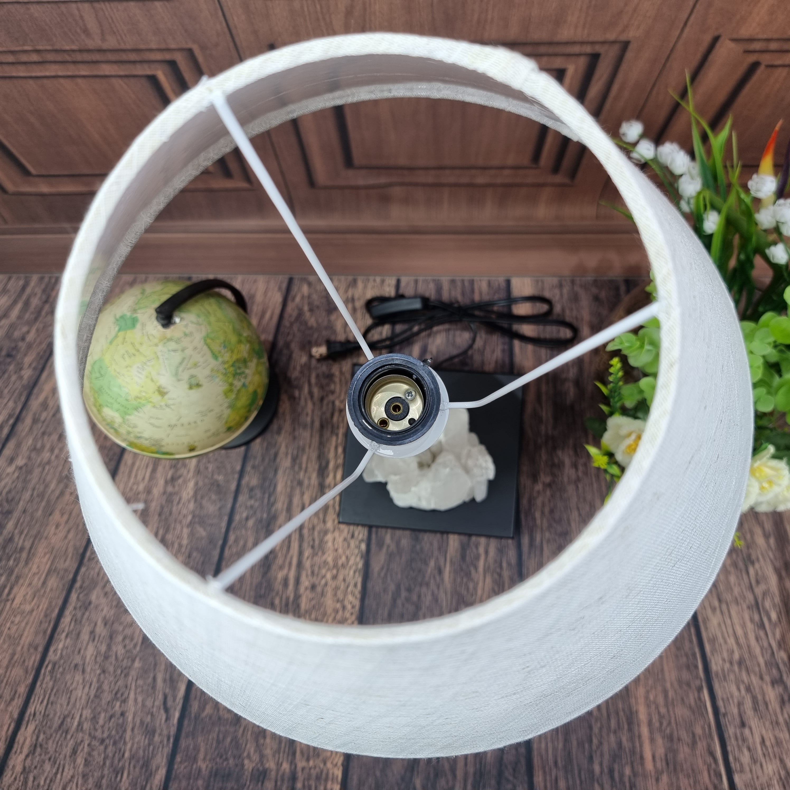 Abajur de Pedras Preciosas Altura de 40 cm com Base Madeira com Elétrica