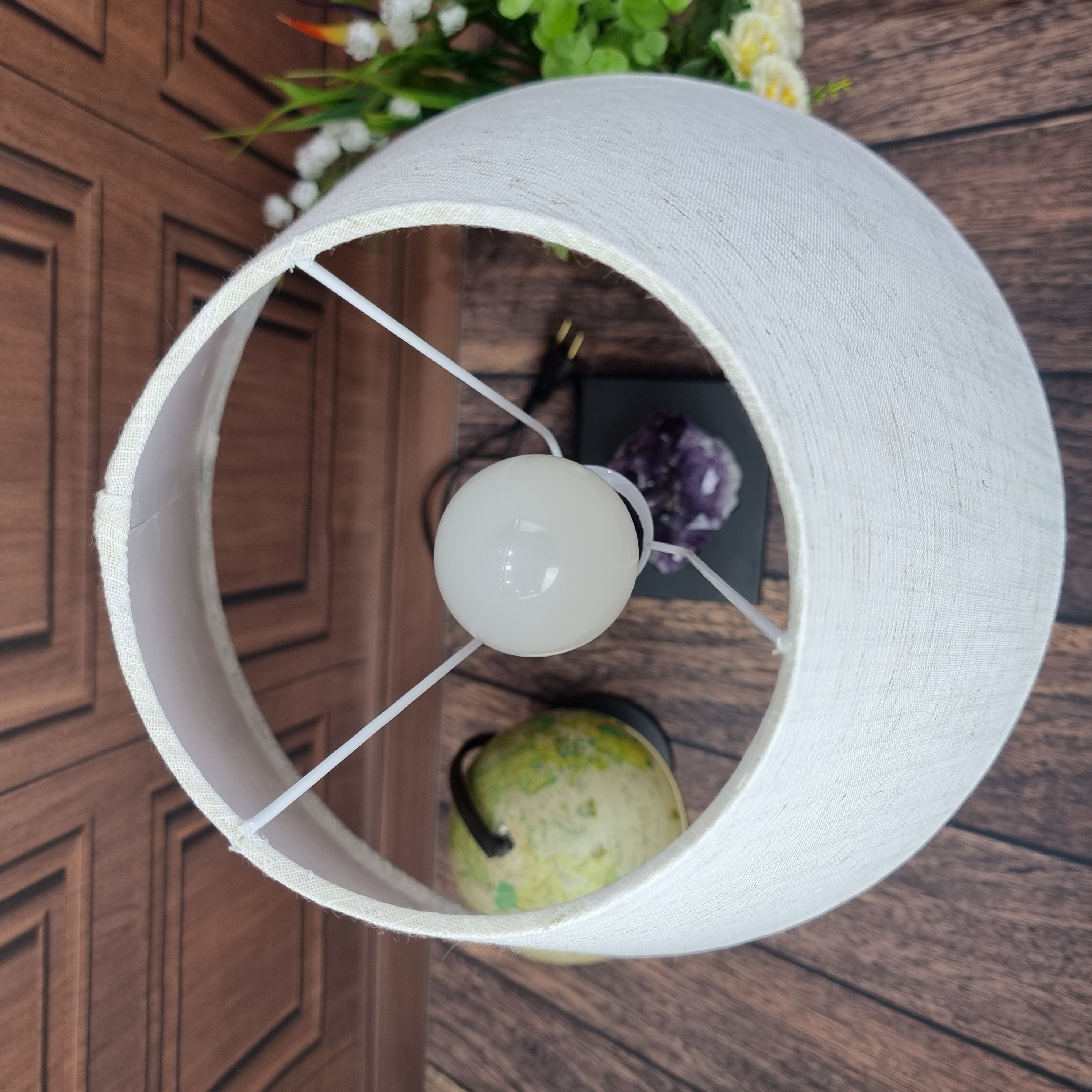 Abajur de Pedras Preciosas Altura de 40 cm com Base Madeira com Elétrica