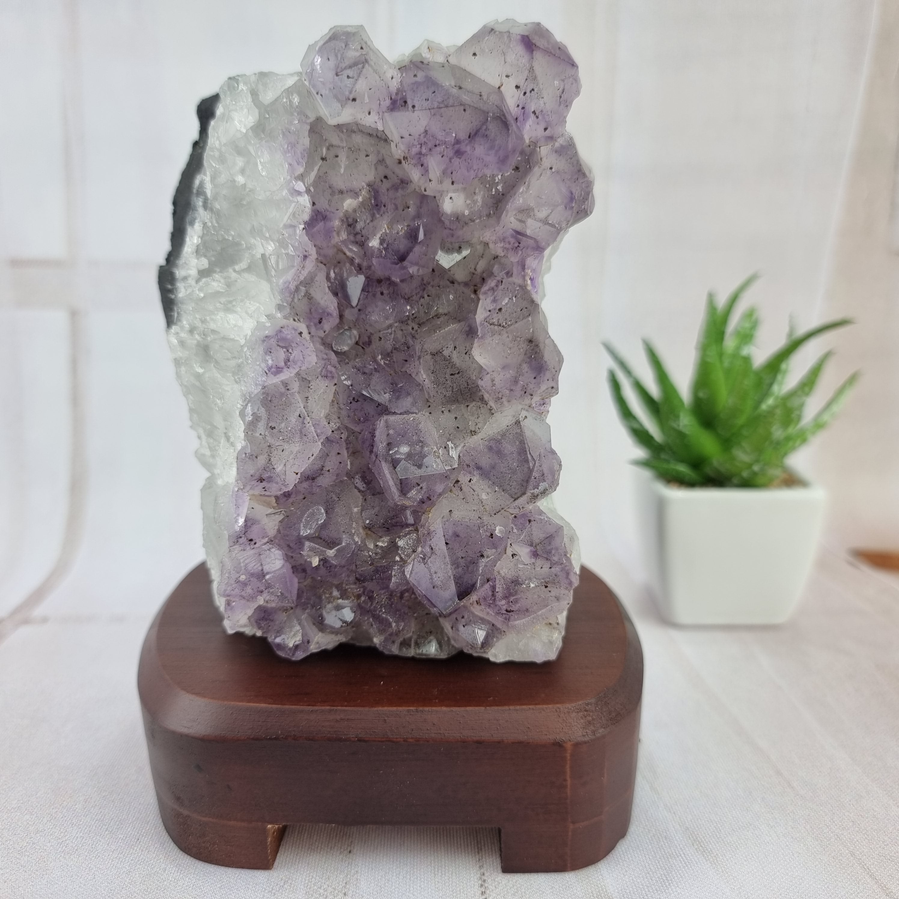 Luminária de Ametista base de Madeira e Iluminação LED altura 18 cm peso 1,8 kg