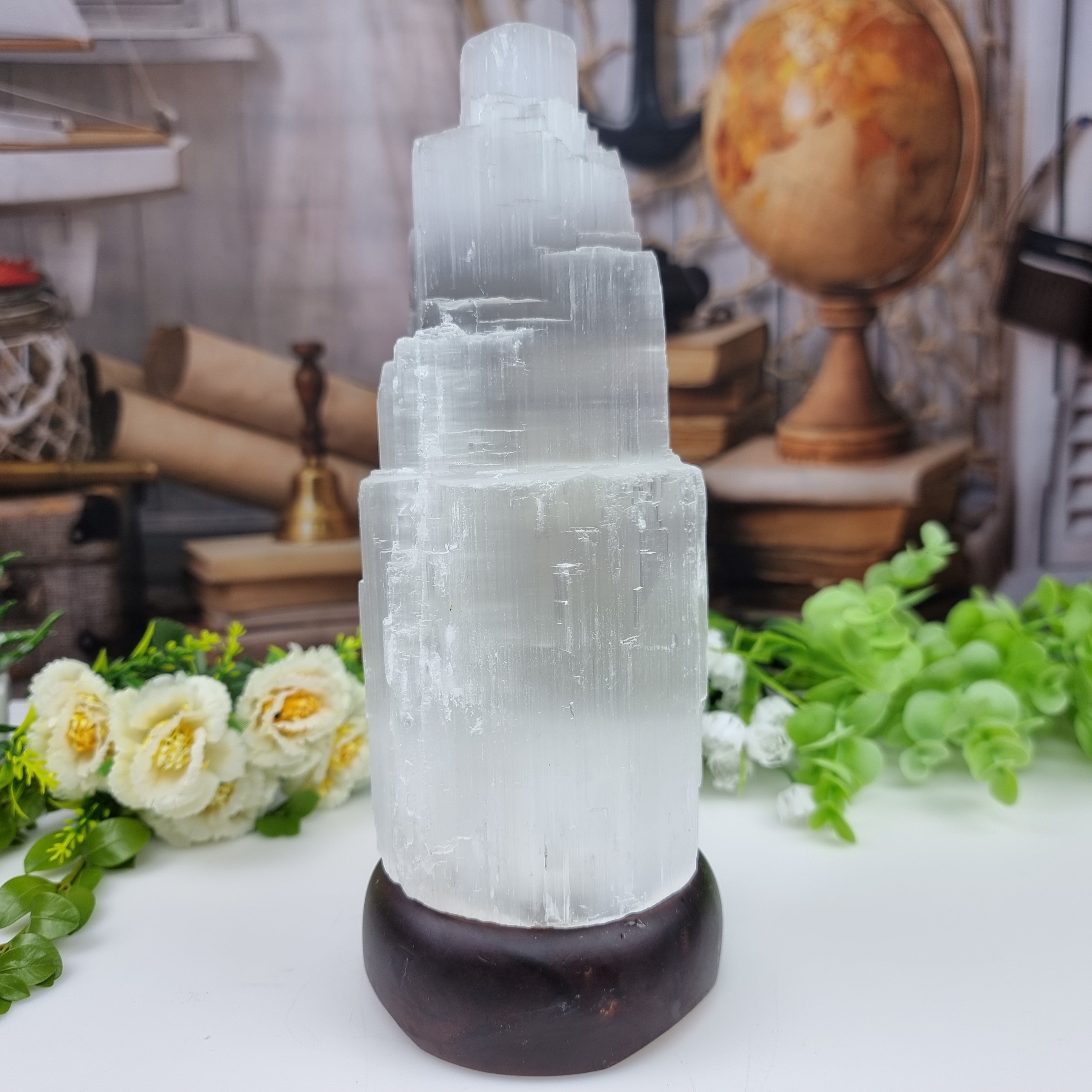 Luminária de Selenita base de Madeira e Iluminação LED, altura 20 a 40 cm