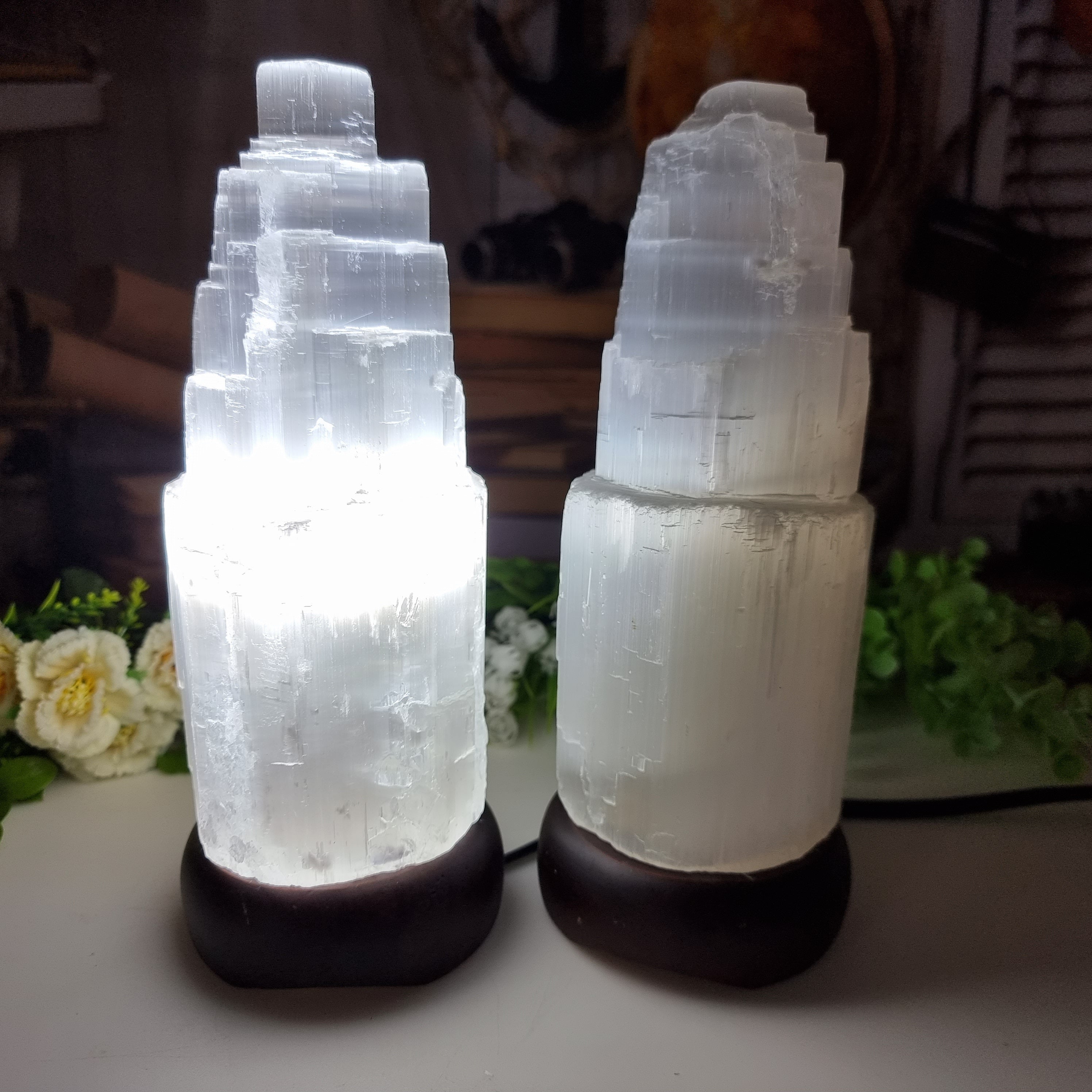 Luminária de Selenita base de Madeira e Iluminação LED, altura 20 a 40 cm