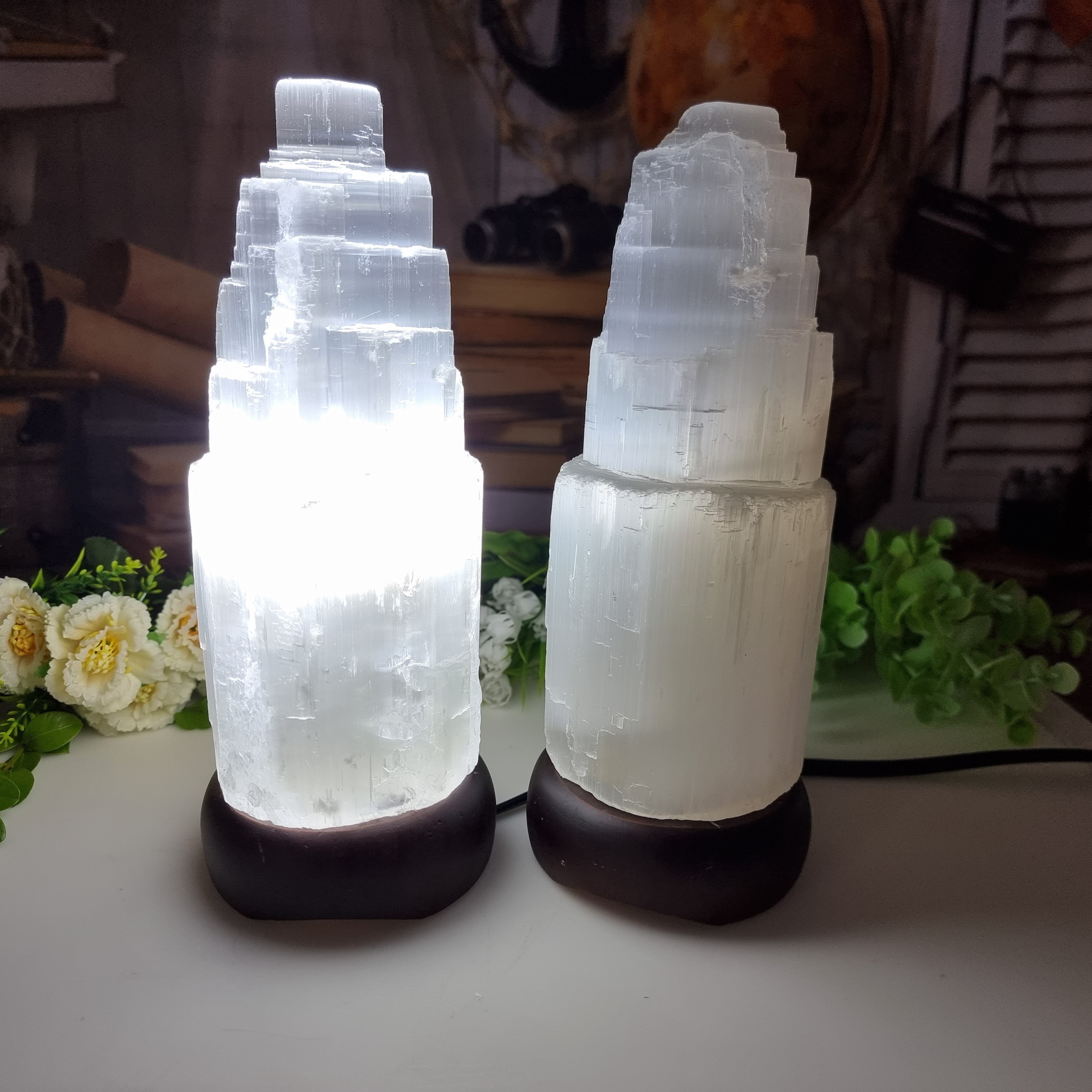 Luminária de Selenita base de Madeira e Iluminação LED, altura 20 a 40 cm