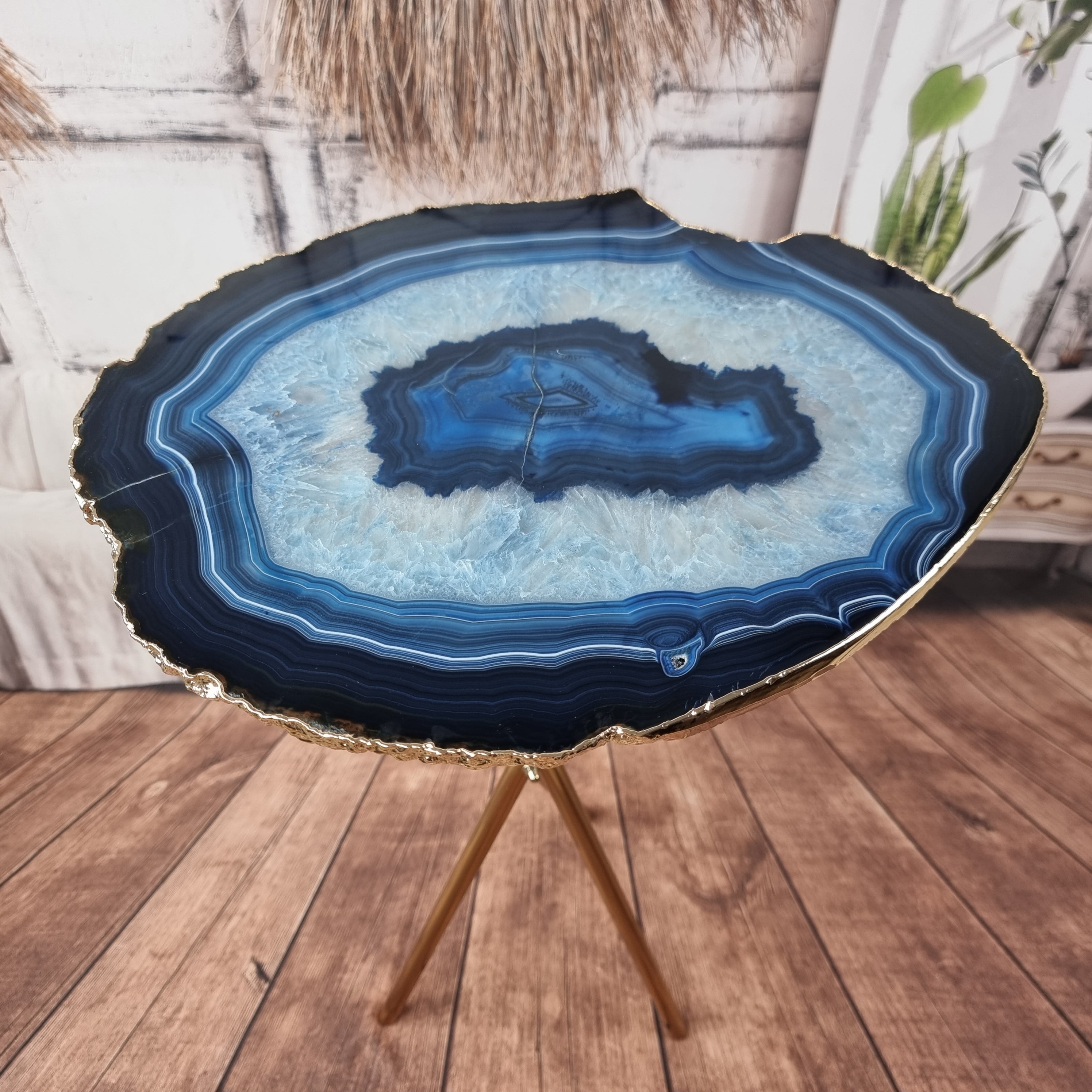 Mesa Lateral de Àgatas Banhadas Chapas FINAS| Base Tripé | Altura de 60 cm - Peça Artesanal BR Crystals