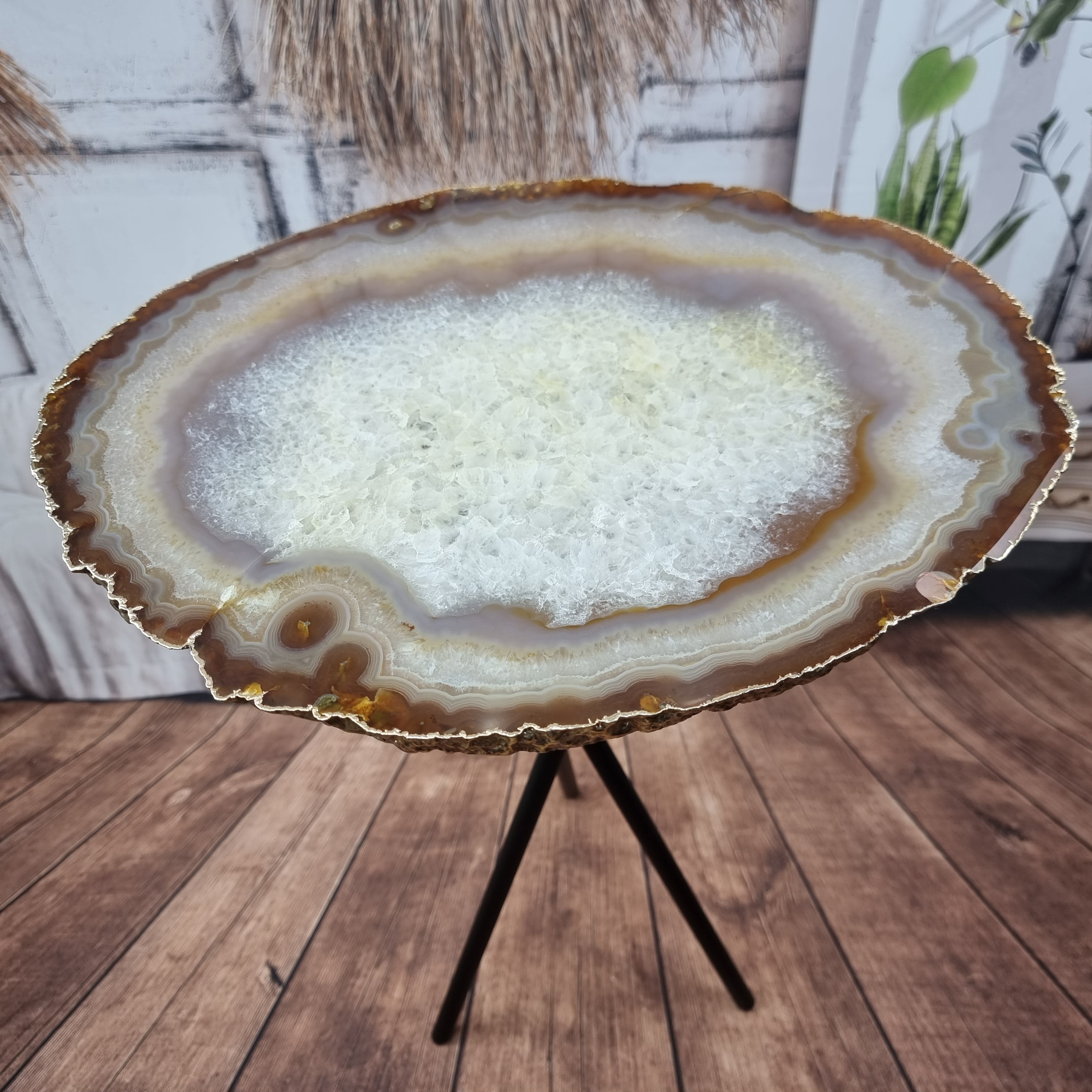 Mesa Lateral de Àgatas Banhadas Chapas FINAS| Base Tripé | Altura de 60 cm - Peça Artesanal BR Crystals